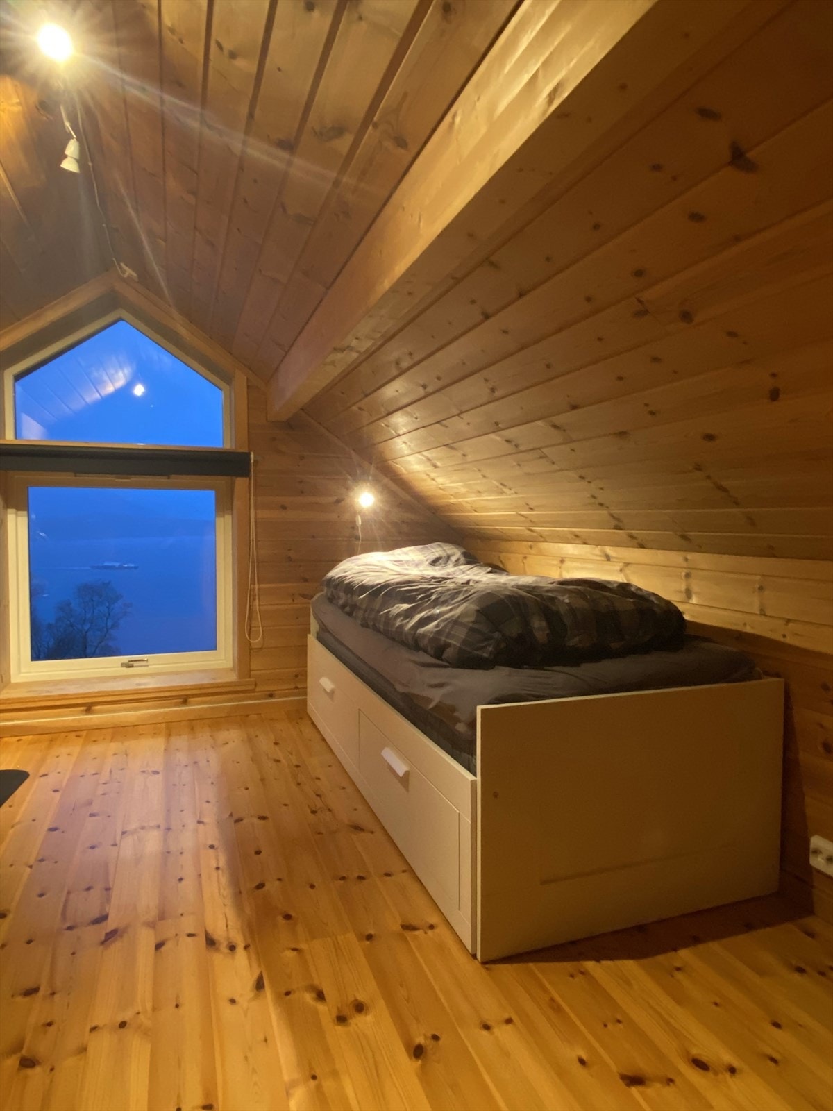 På loftet i annekset er det innredet til soverom. Galleribilde