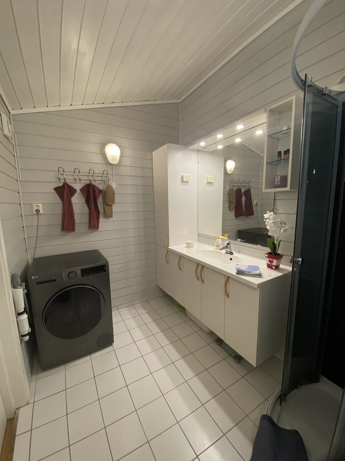 Badet i boligen er på 5 kvm. Galleribilde