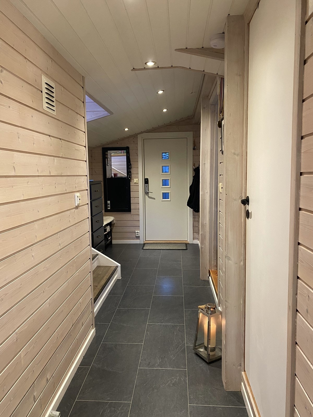 Det første man kommer til er entre og hall på totalt ca. 11,6 kvm og her har du et naturlig innhuk hvor en henger fra seg klær og setter fra seg sko. Galleribilde