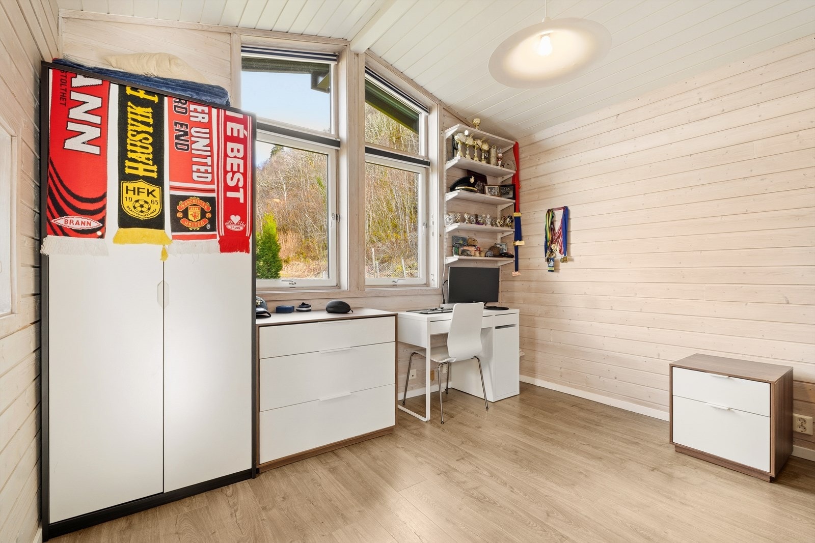 Soverom 2 måler 10,7 kvm og passer fint til ungdomsrom. Galleribilde