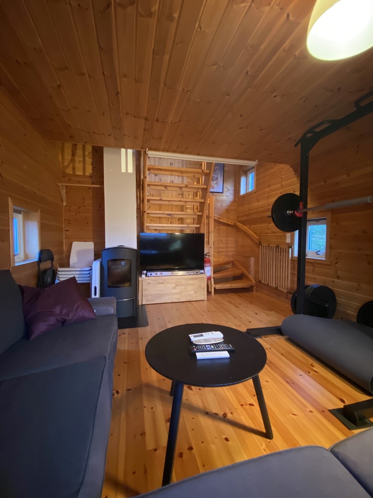 I anneksets hovedetasje kan man både ha soverom og oppholdsrom for ungdommen. Her er det innredet til både trening og sosiale sammenkomster. Galleribilde