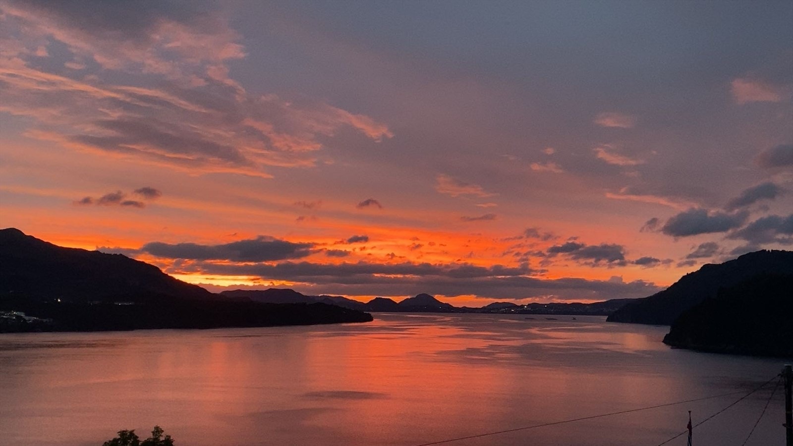 Fra boligen kan en skjemmes bort med nydelige solnedganger både på vinter og sommeren. Galleribilde