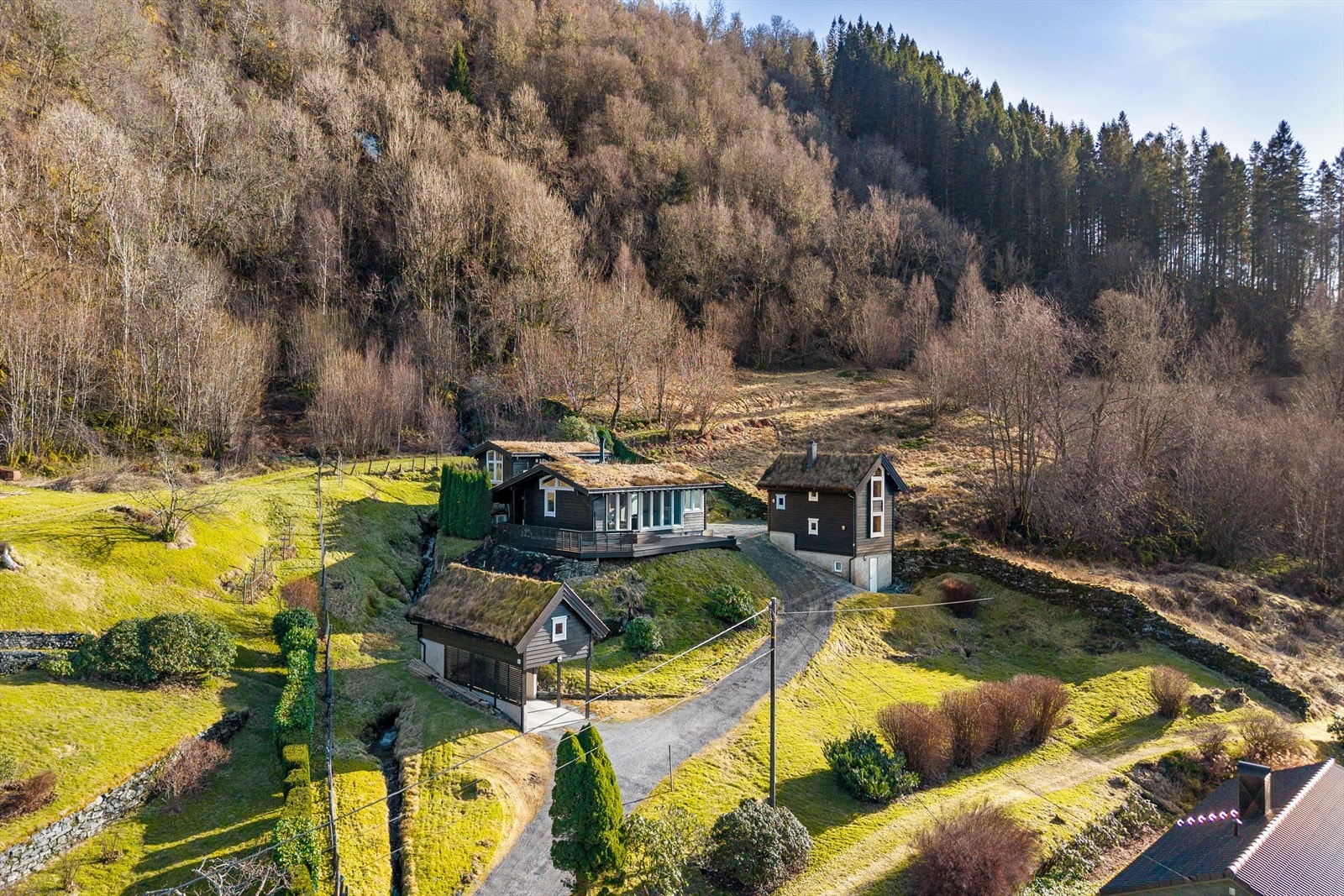 Eiendommen er innholdsrik og attraktiv med carport, anneks og enebolig med gode kvaliteter. Galleribilde