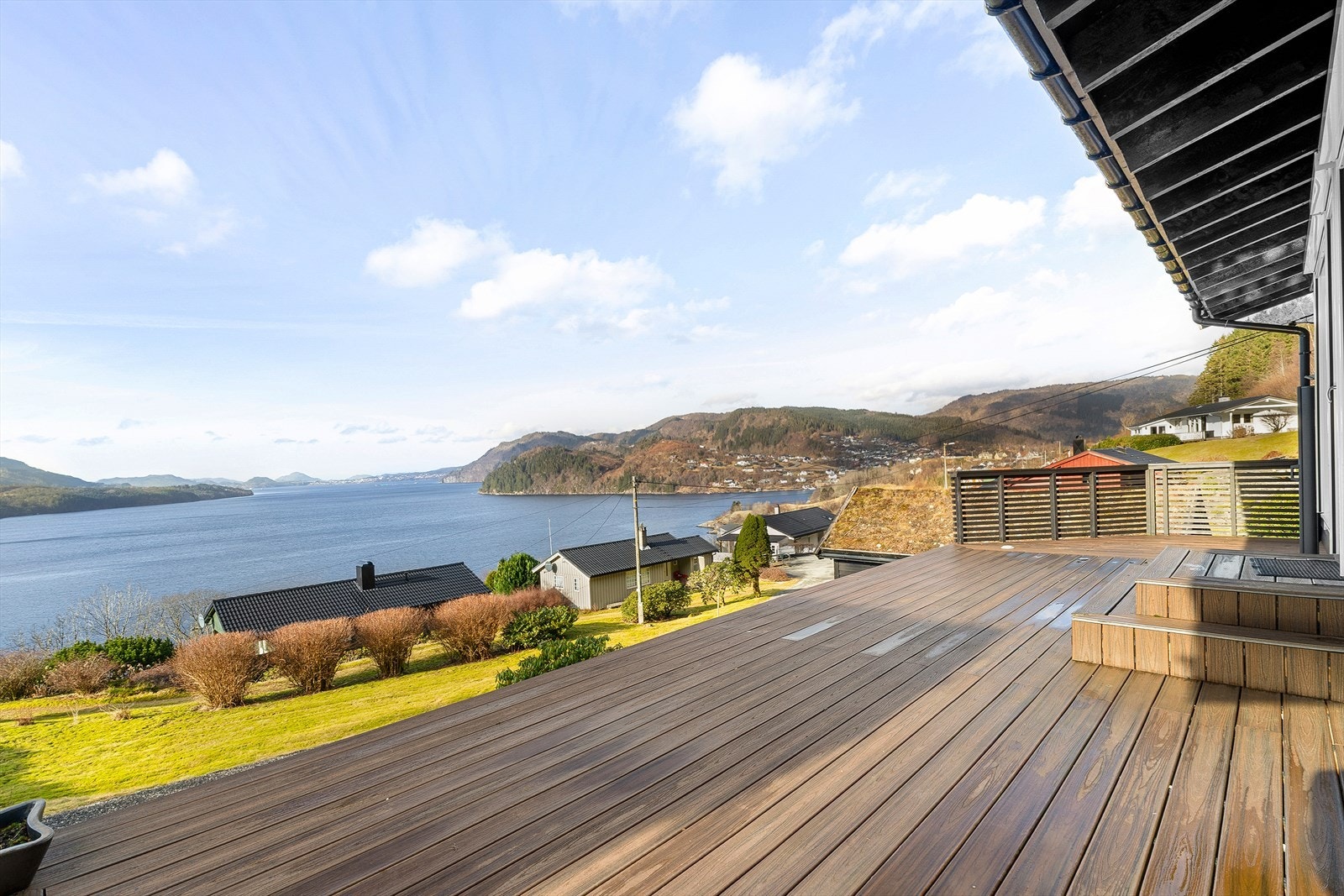 Boligen har stor terrasse som man kan nyte på sommersdager. Galleribilde