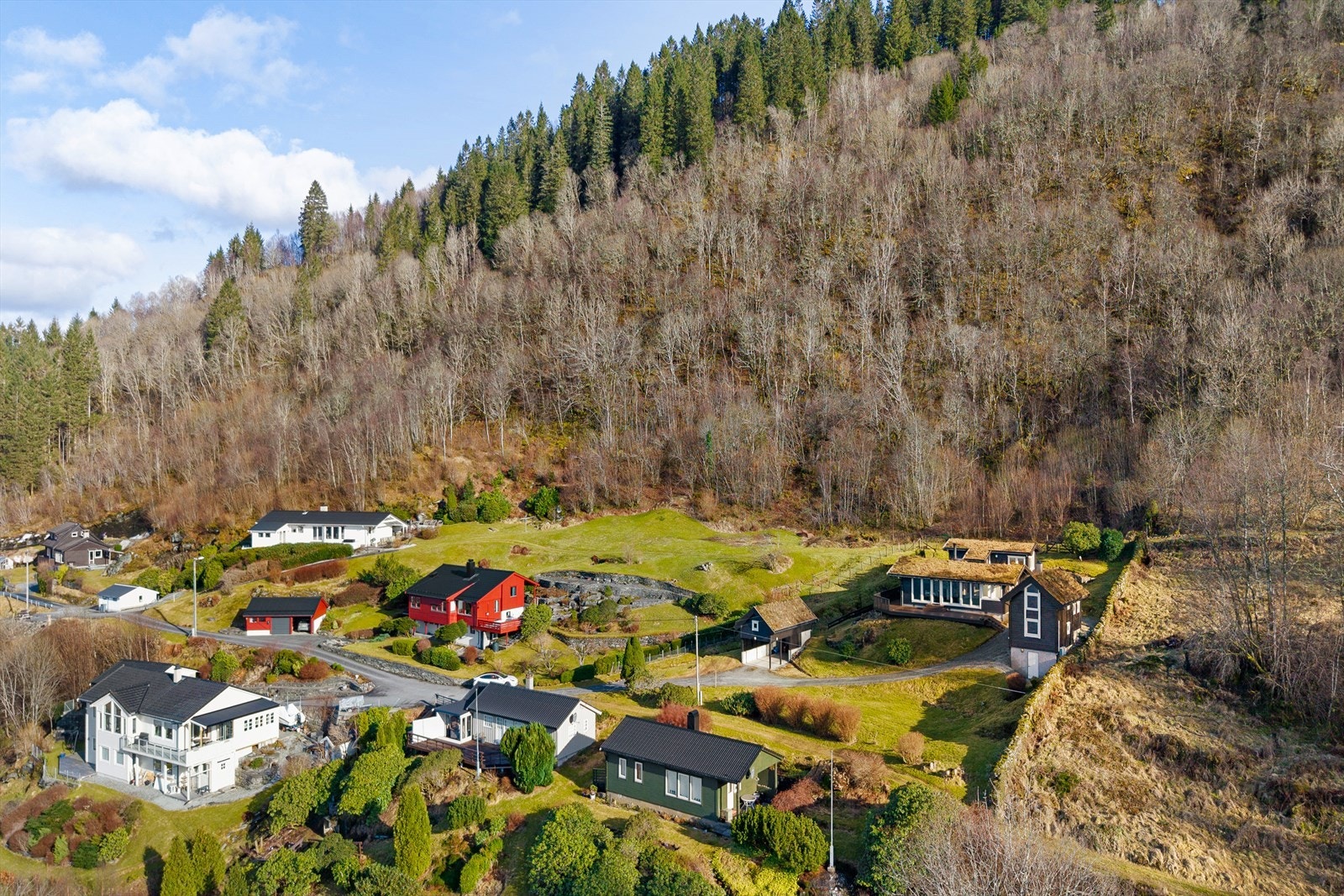 Eiendommen ligger i enden av veien og har med det ingen trafikk forbi huset. Galleribilde