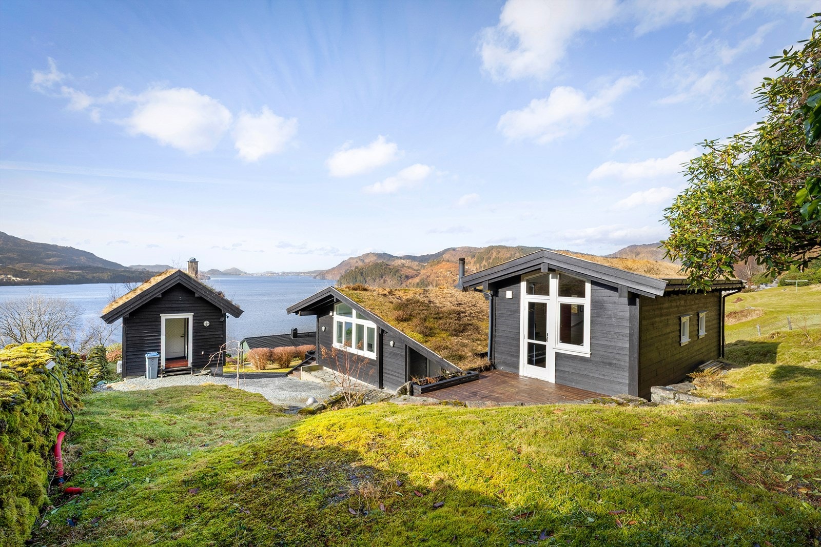Velkommen til Reigstadvegen 152! Dette er en unik mulighet for dem som ønsker å bo landlig, men sentralt på Osterøy. Galleribilde