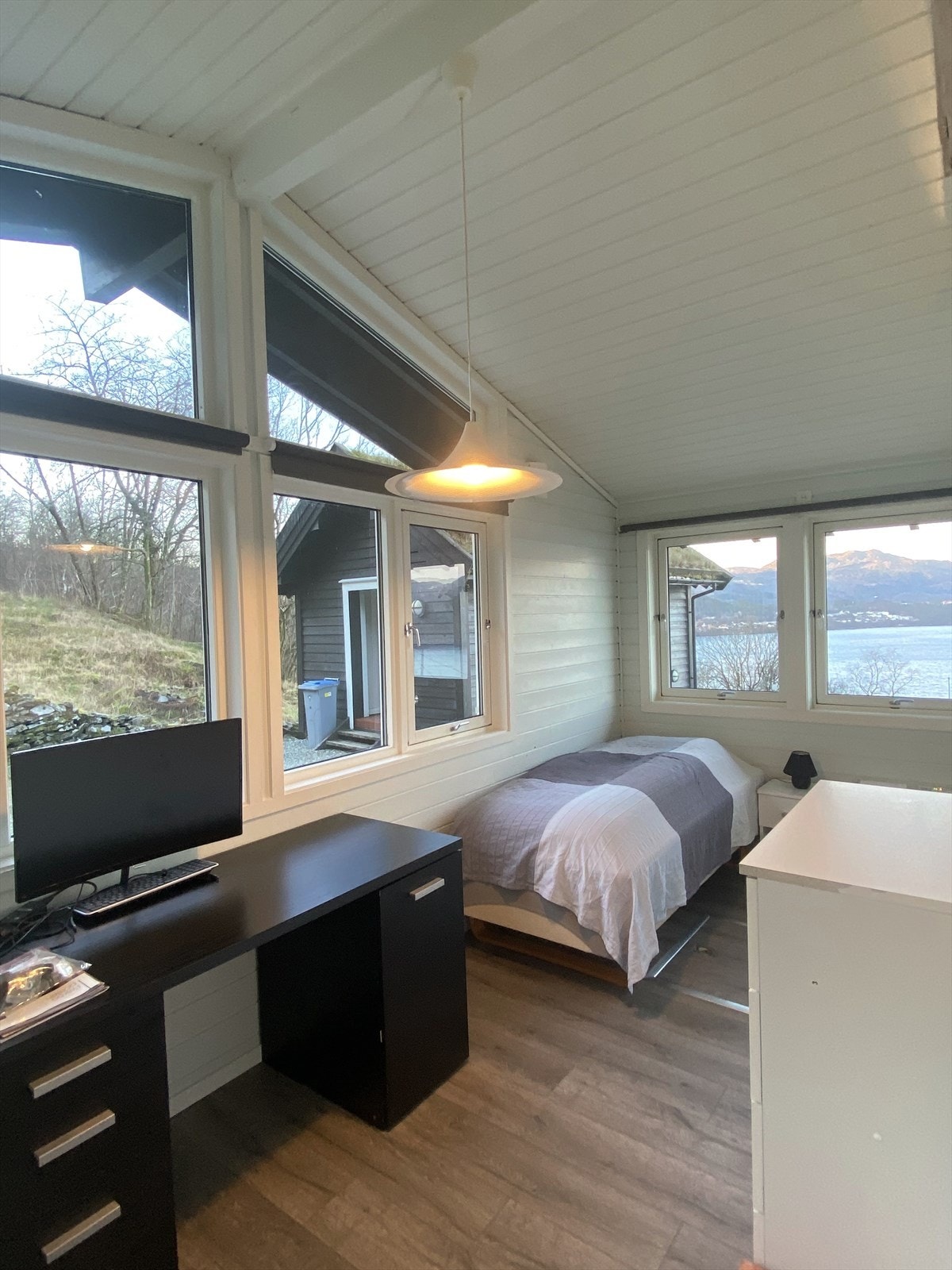 Soverom 3 er på baksiden av stue, det måler 9,5 kvm og kan brukes til både soverom og kontor. Galleribilde