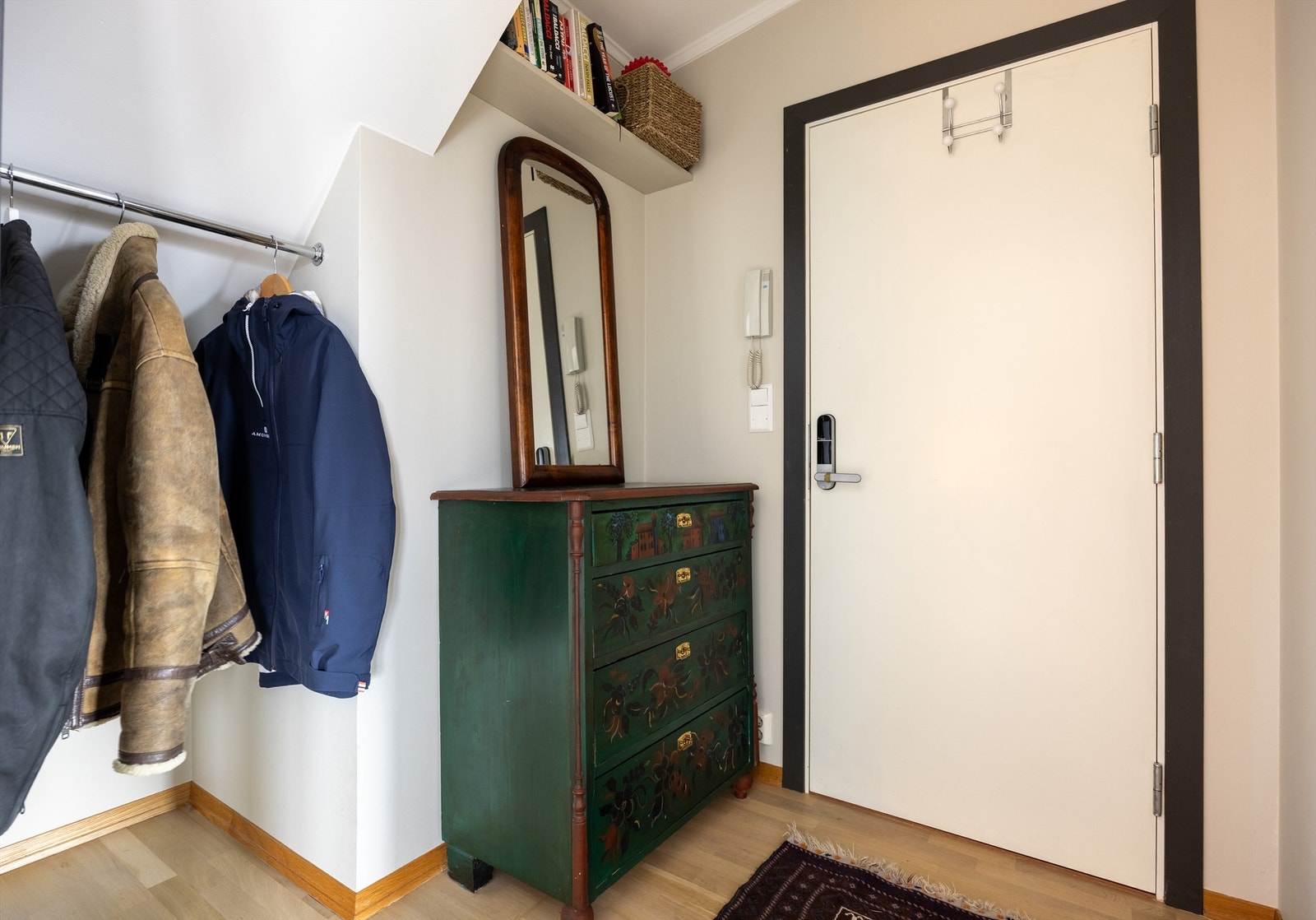 En praktisk entré ønsker deg velkommen og leder deg videre inn i leiligheten. Galleribilde
