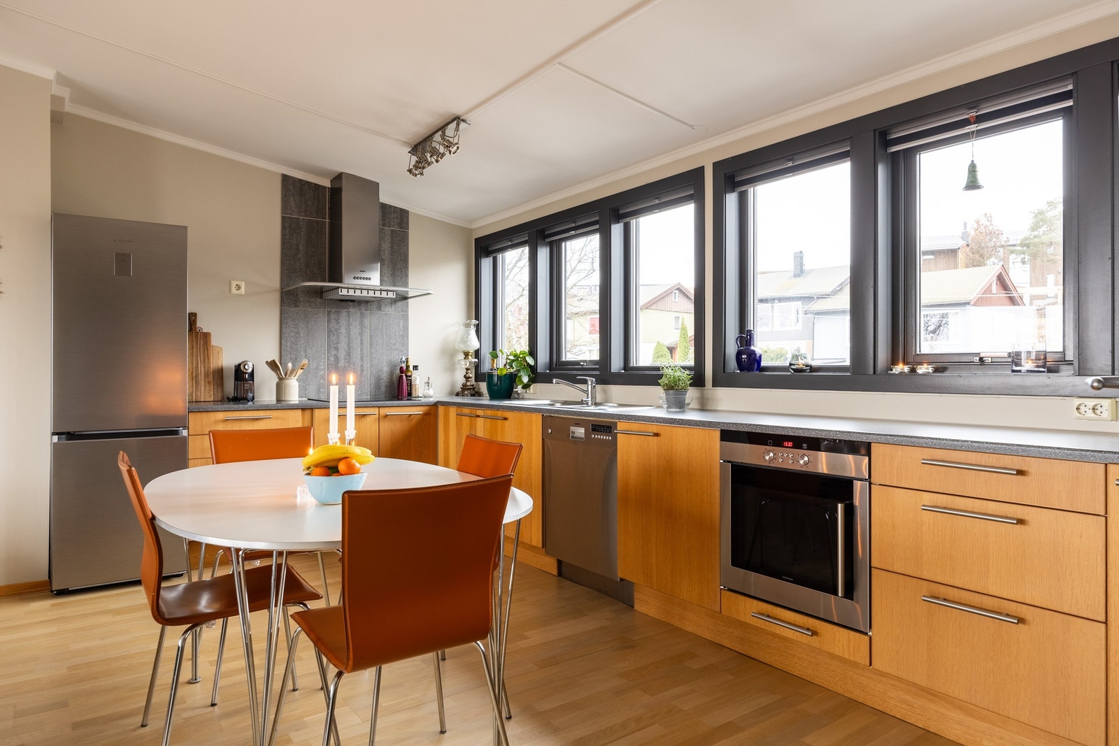 Moderne kjøkkeninnredning fra Ikea med integrert stekeovn, induksjonstopp og oppvaskmaskin. Galleribilde