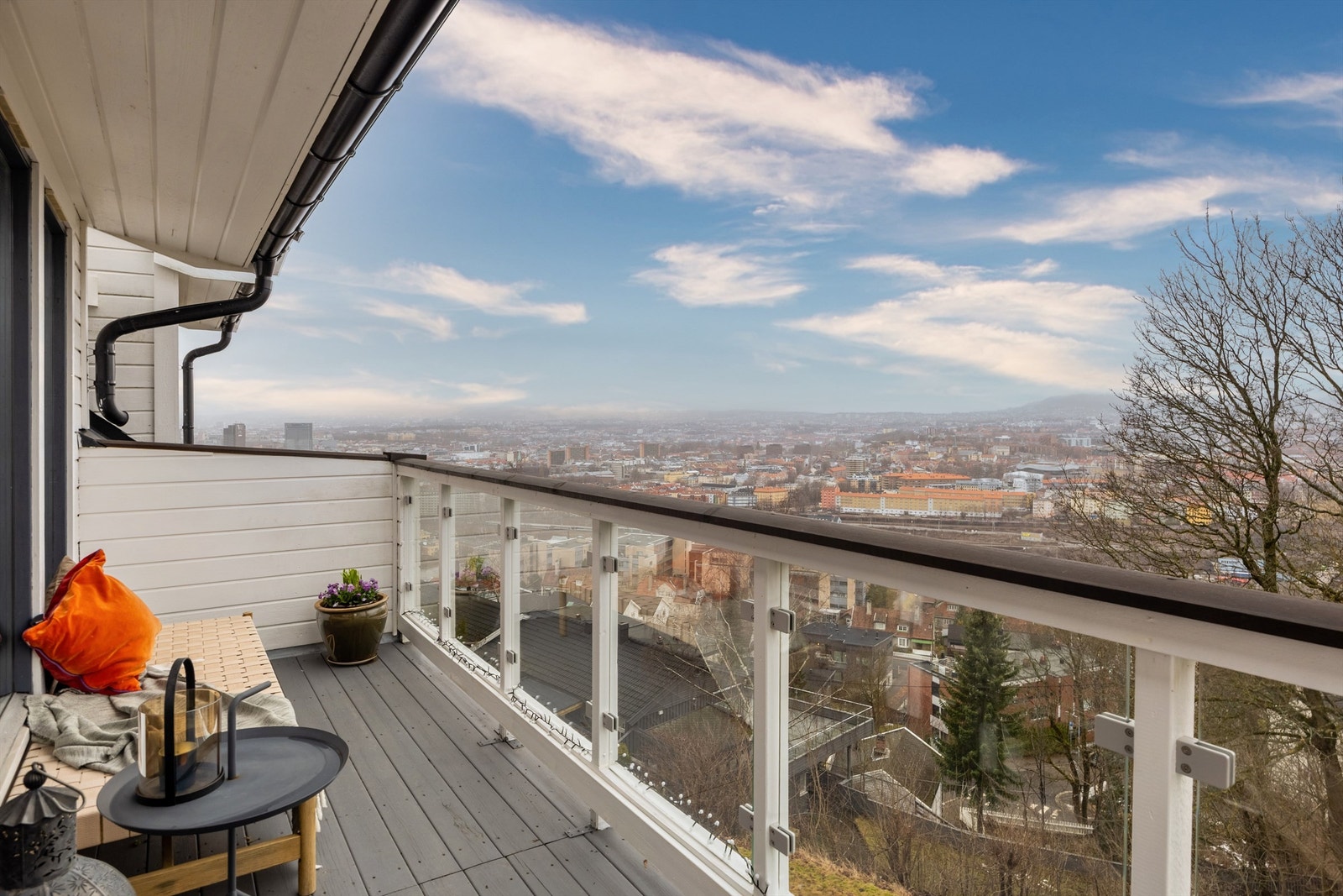 Velkommen til Brannfjellveien 10A og denne flotte toppleiligheten med fantastisk utsikt - Presentert av Christoffer S. Akerjordet og Krogsveen Nordstrand Galleribilde