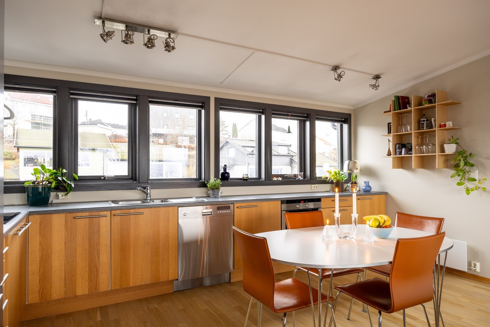 Kjøkkenet er utstyrt med hvitevarer og en slitesterk laminatbenkeplate. Kjøleskap følger ikke leiligheten. Galleribilde