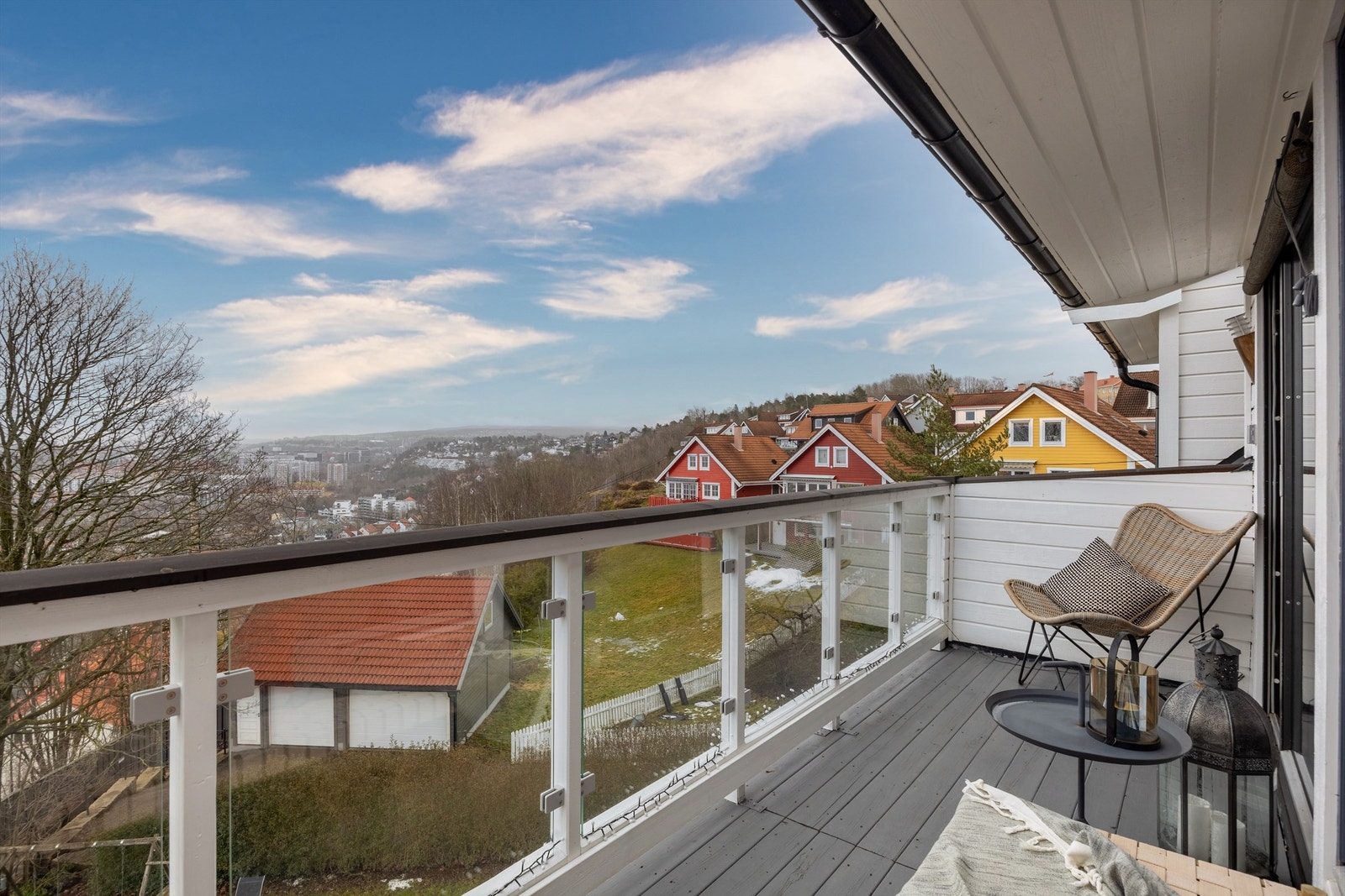 Rekkverket ble modernisert med glassfelter i 2024, noe som gir en åpen og uhindret utsikt. Galleribilde