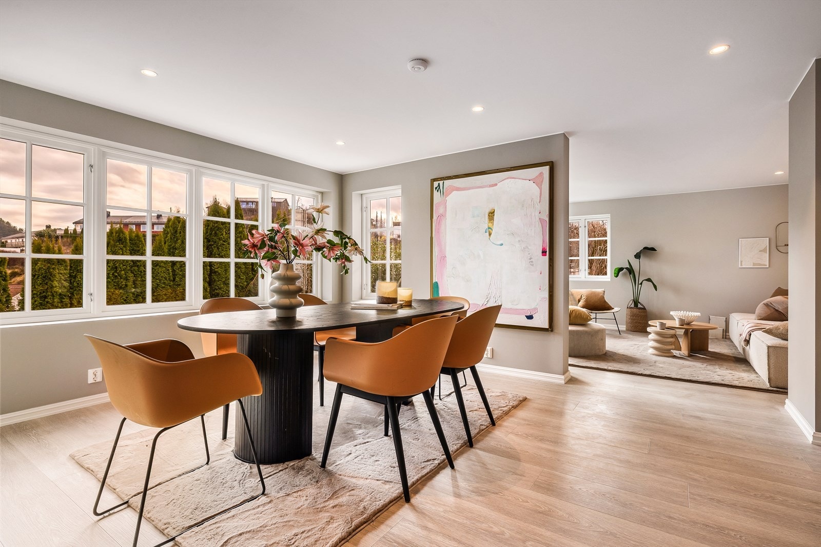 Laminat på gulv og malte plater på vegger. Galleribilde