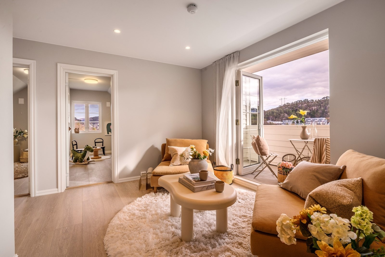 Dobbel altandør leder ut til balkongen. Galleribilde