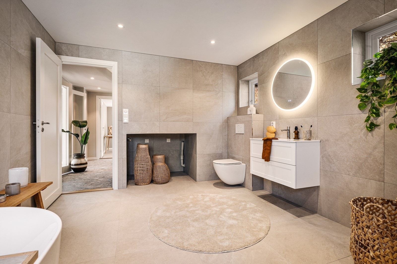 Praktisk nisje lager plass til tørketrommel og vaskemaskin. Galleribilde