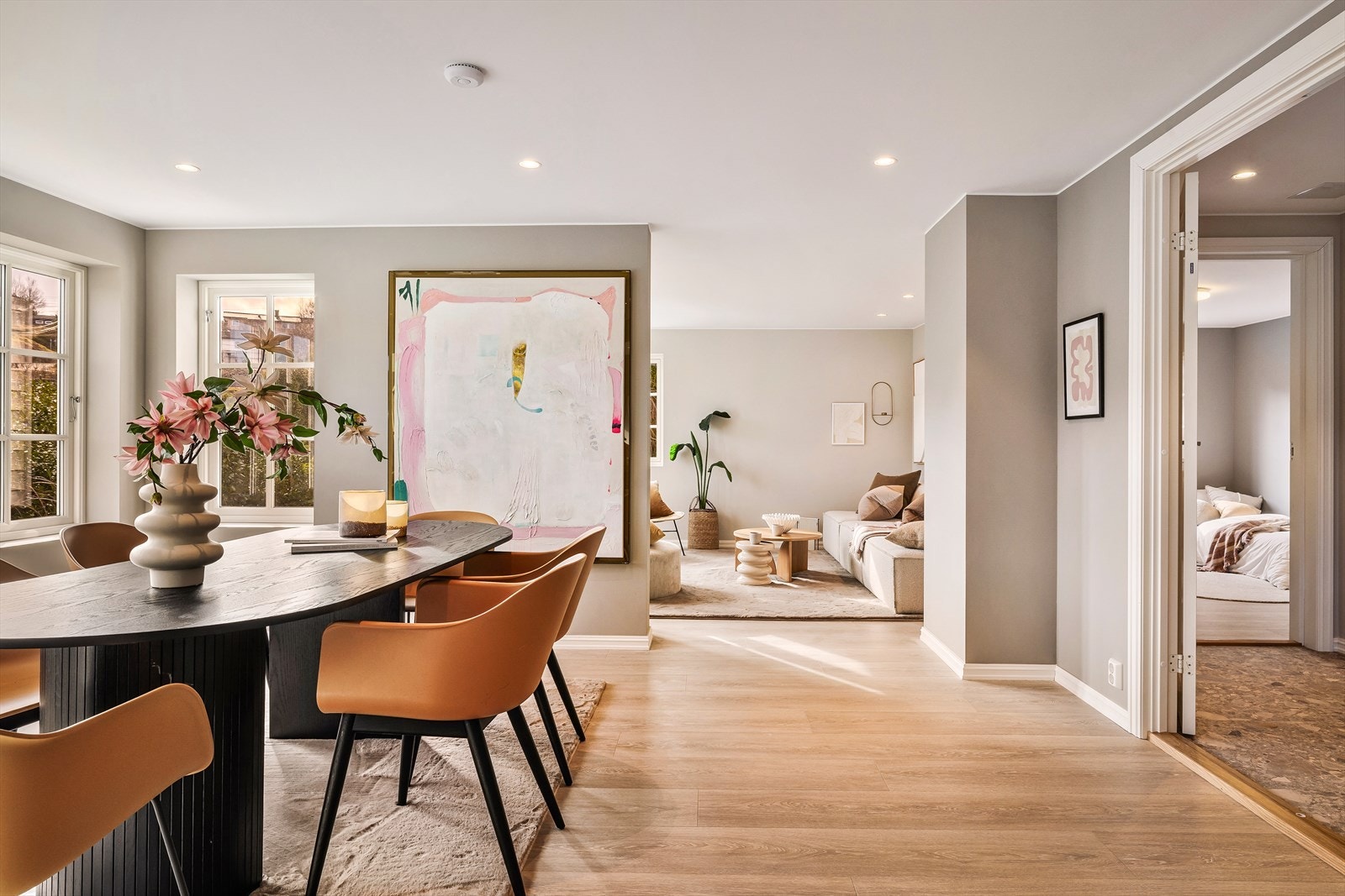 God plass til spisebord i spisestuen hvor man kan nyte utsikten over nærområdet. Galleribilde