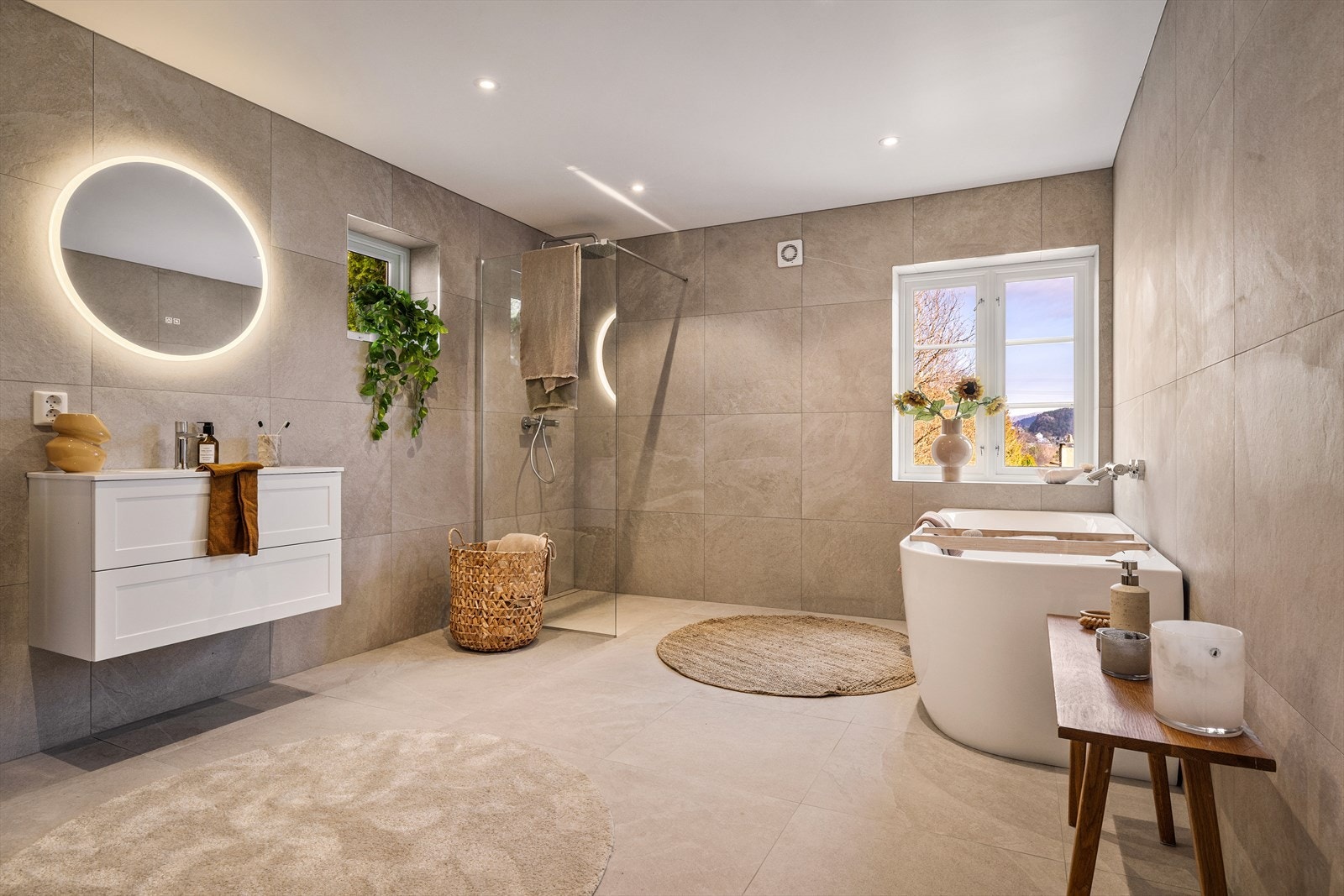 Stort og romslig bad i 1. etasje. Galleribilde