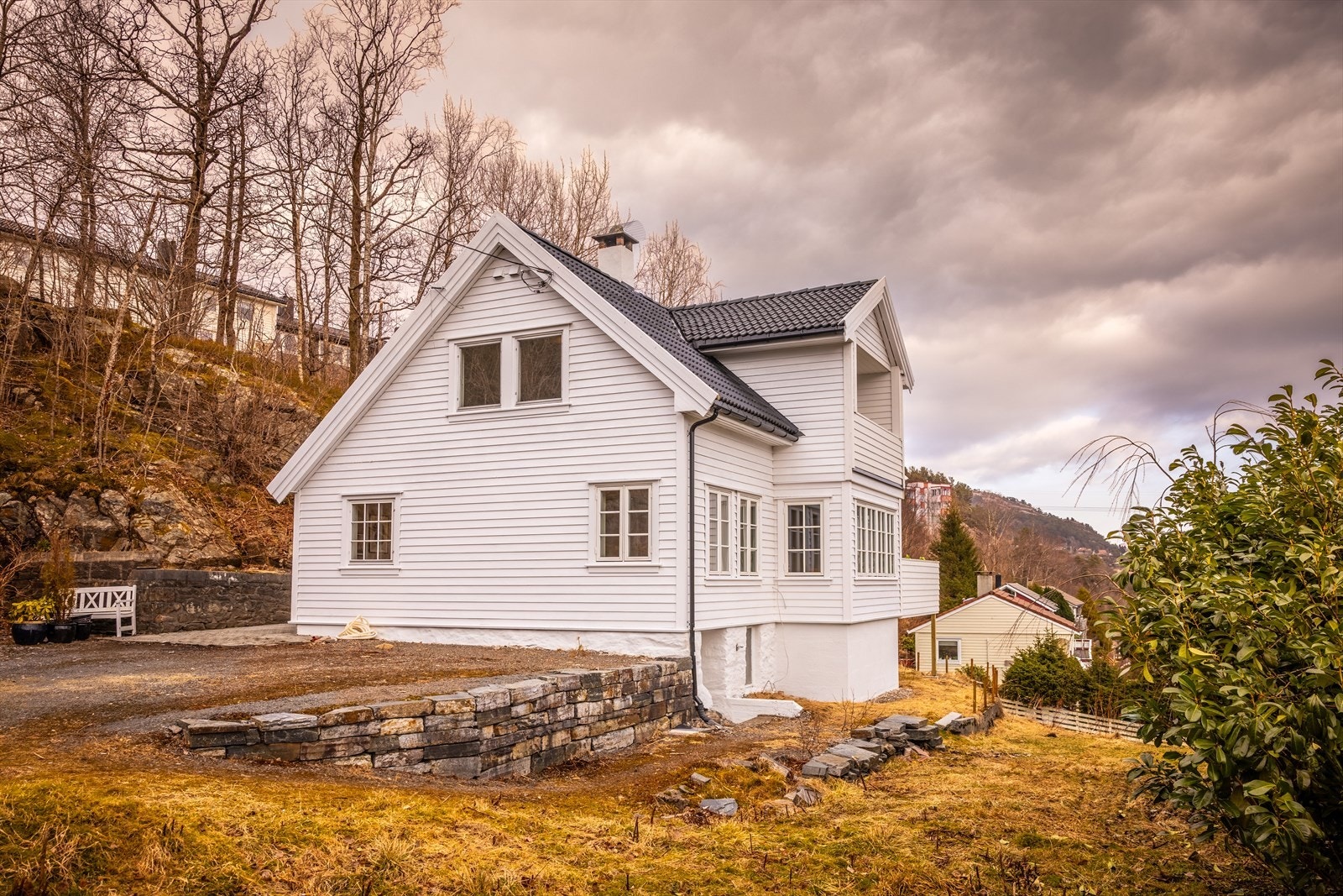Boligen strekker seg over to plan med underliggende krypkjeller. Galleribilde