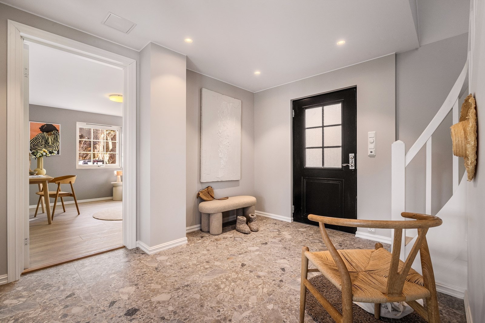Innbydende og delikat entrè ønsker velkommen inn til din nye bolig? Galleribilde