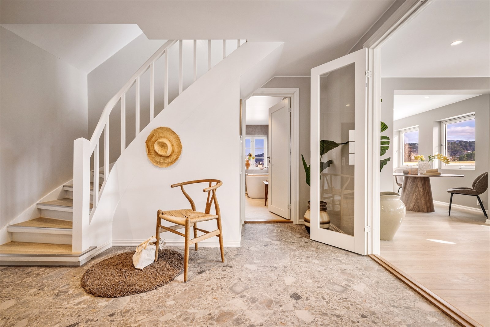 Tretrapp med laminat i trinn leder opp til 2. etasje. Galleribilde