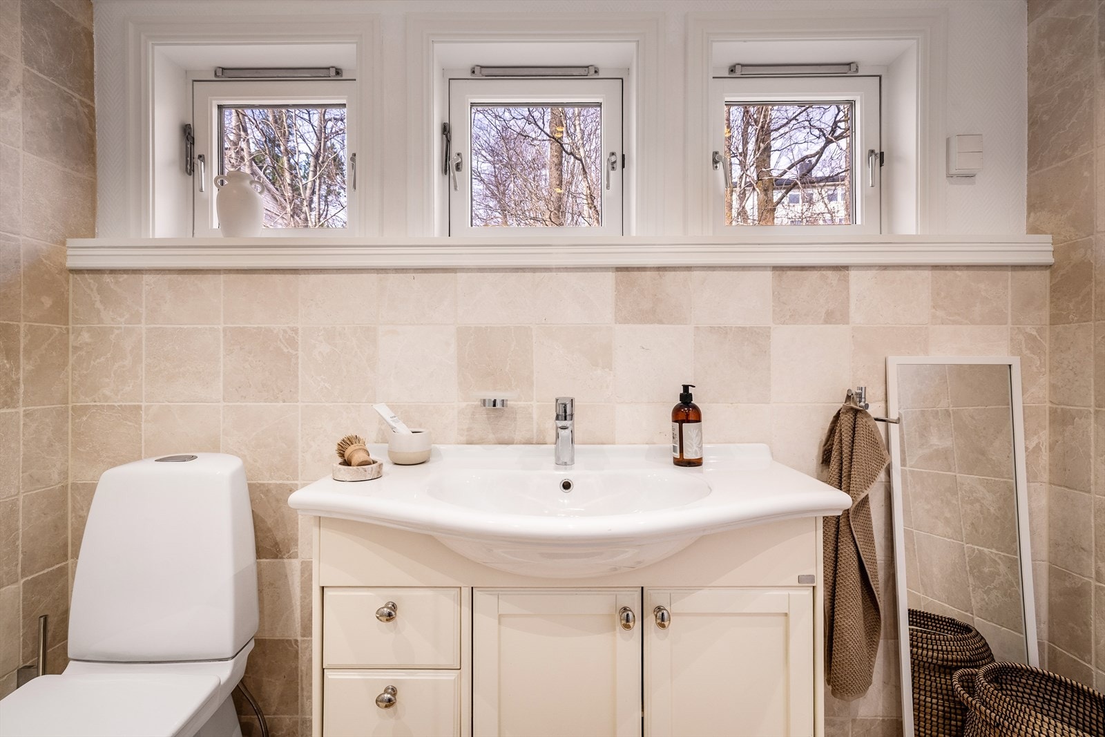 Sjarmerende bad beliggende i 2. etasje med keramiske fliser på gulv/vegger. Varmekabler i gulv. Galleribilde