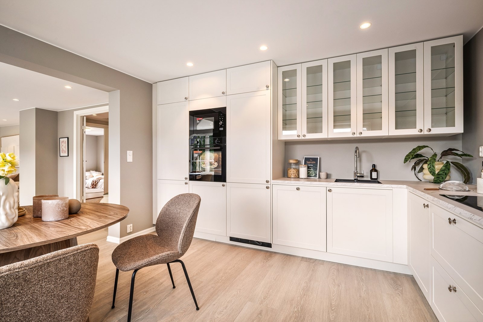 Kjøkkeninnredning med profilerte fronter i klassisk hvit utførelse. Galleribilde