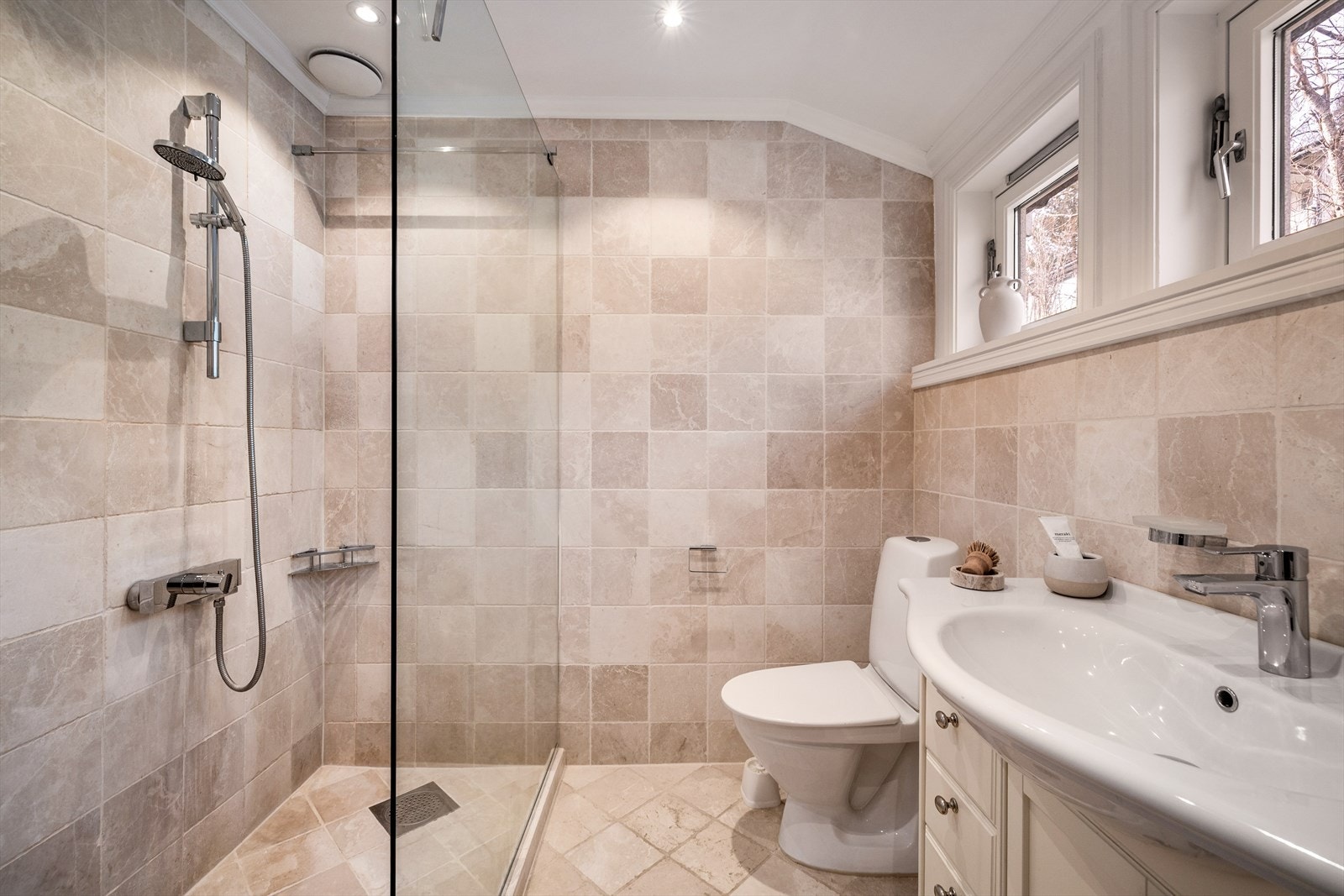 Rommet har innredning med nedfelt servant, toalett og
dusjvegger/hjørne. Galleribilde