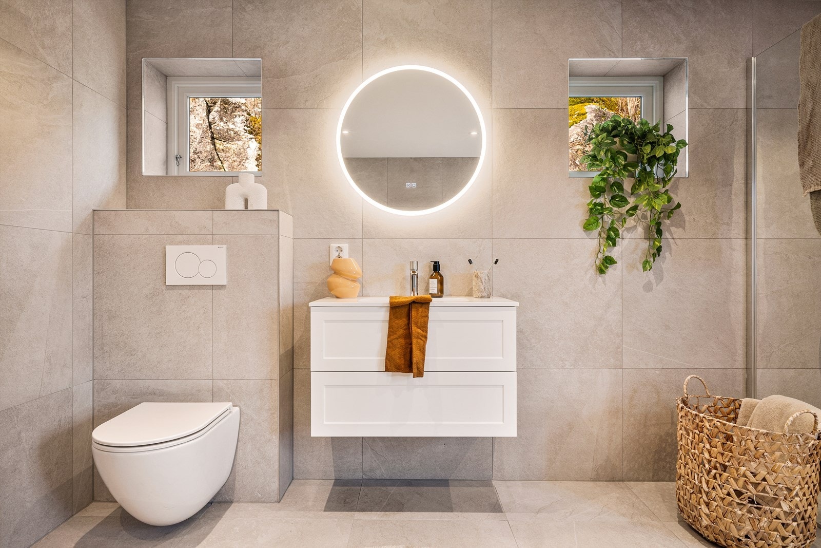 Rommet har innredning med nedfelt servant, veggmontert toalett,
badekar, dusjvegger/hjørne og opplegg for vaskemaskin.
Det er slukrenne ved vegg i dusjsonen. Galleribilde