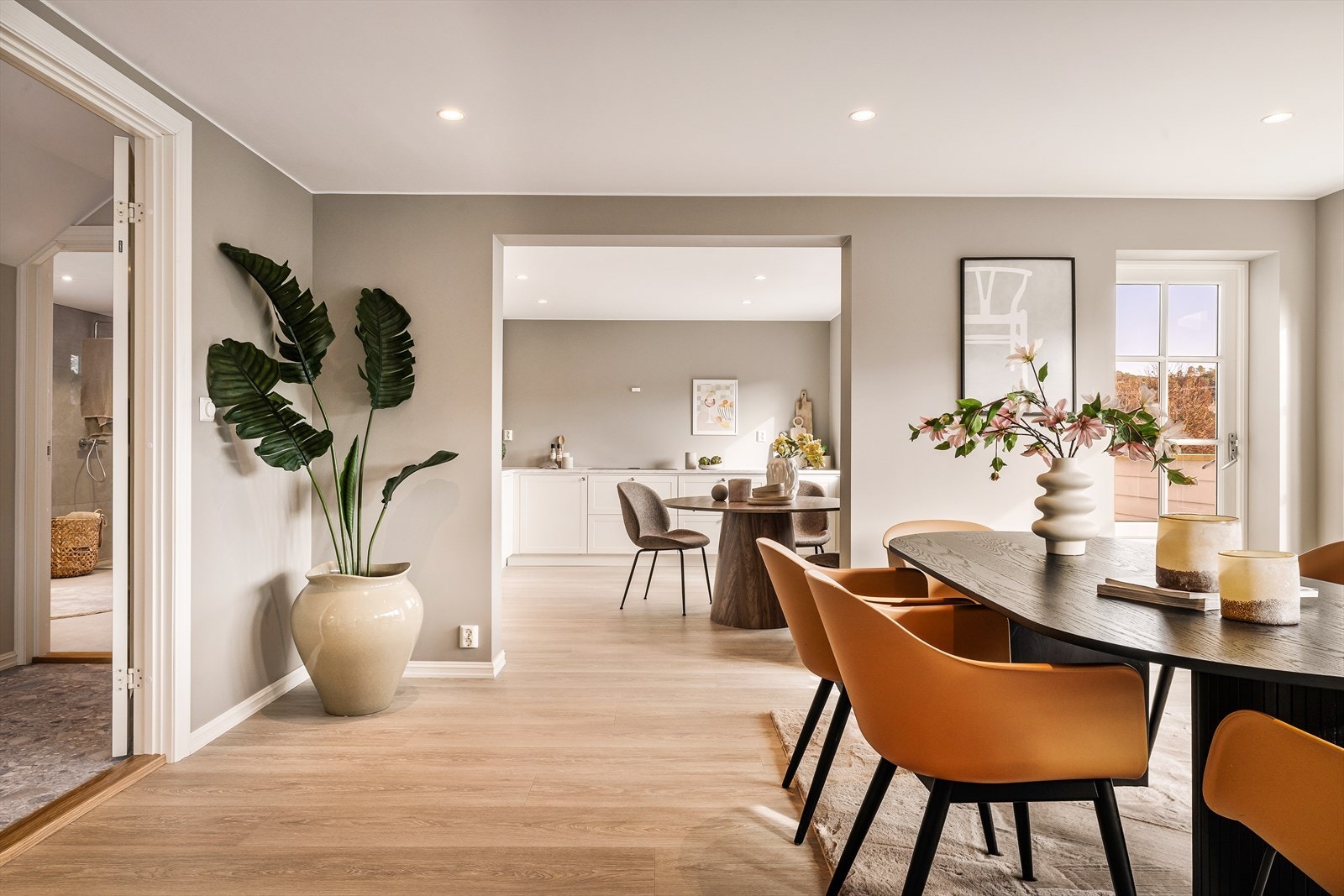 Fra spisestuen er det inngang til kjøkken på venstre side og til stuen på høyre side. Galleribilde