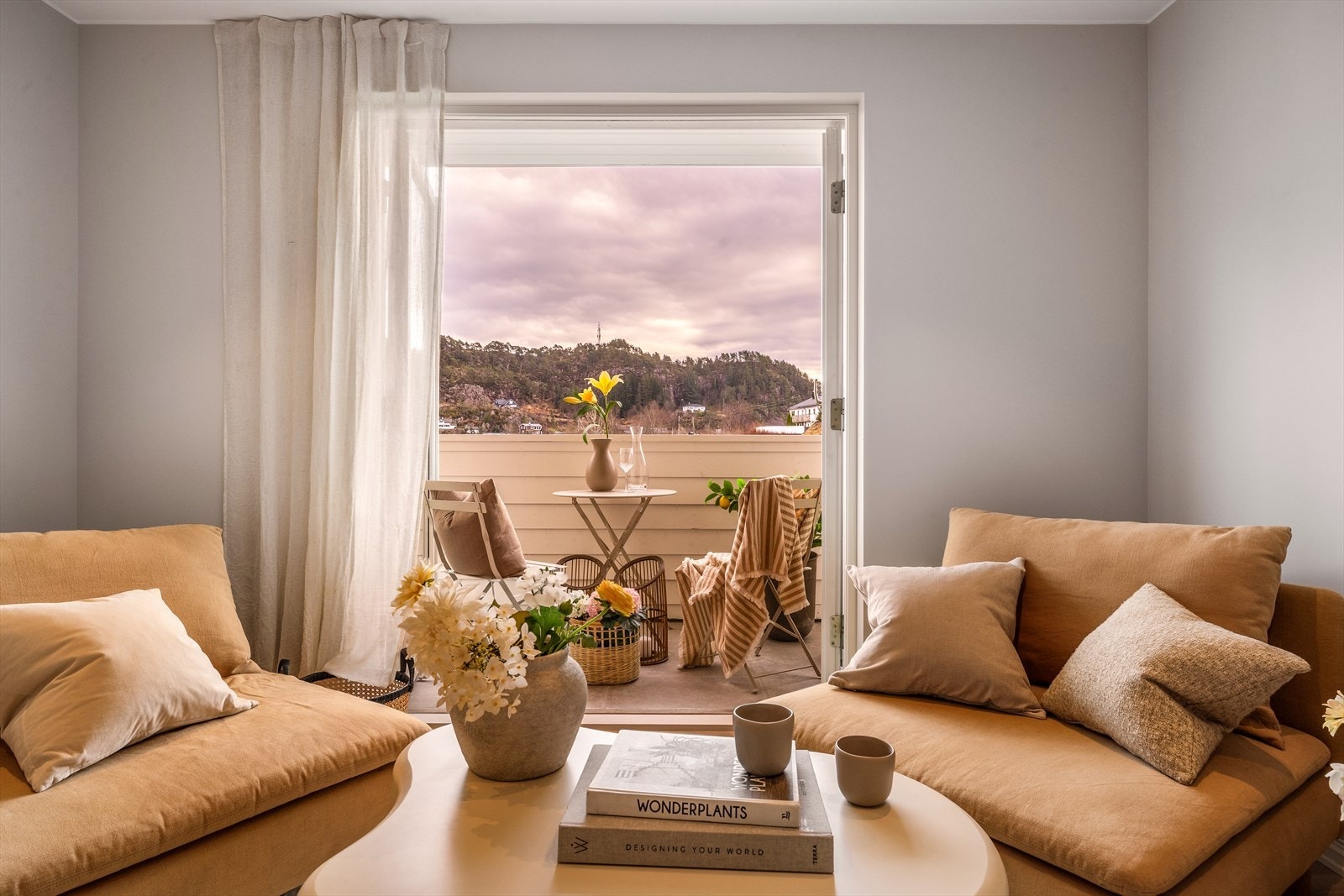 Boligen har to balkonger med fin utsikt over nærområdet Galleribilde