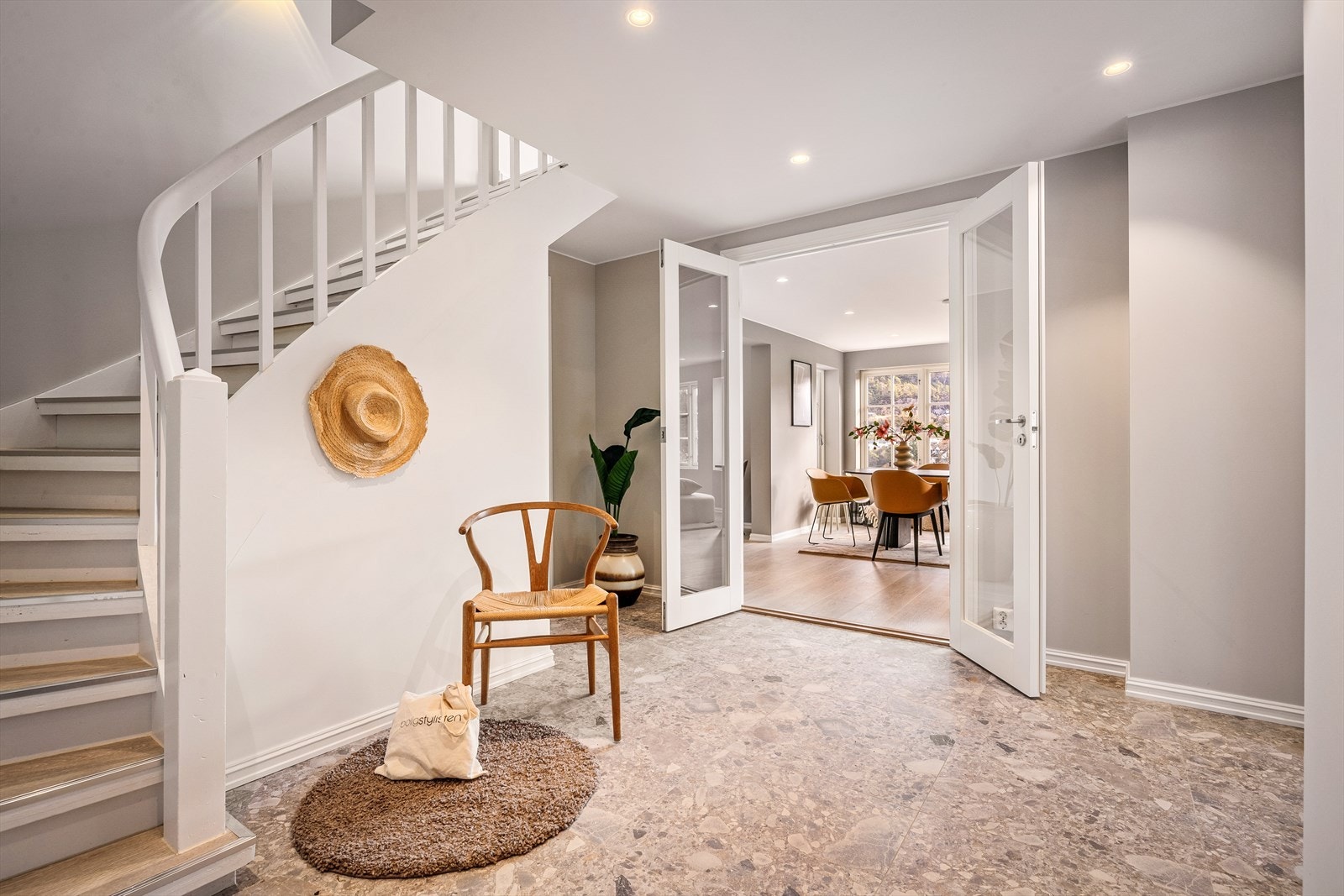 Fra entrè kommer man inn til spisestuen gjennom dobbel dør med glassfelt. Galleribilde