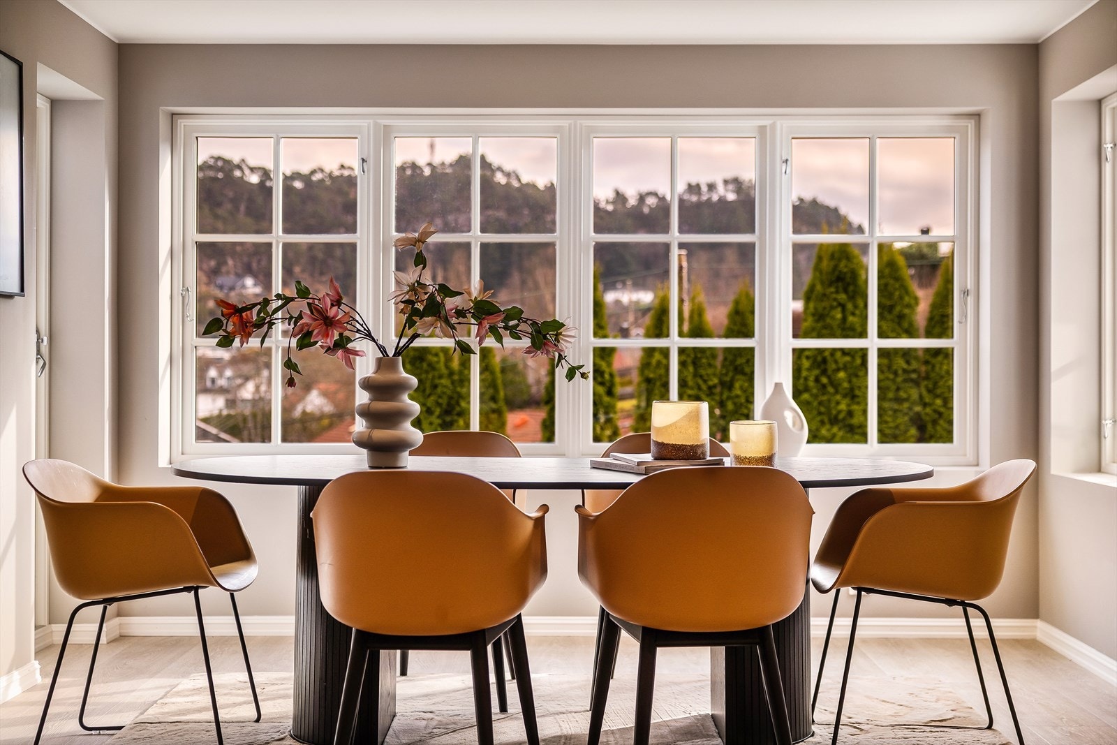 Malte plater i himling med innfelte spotlights. Galleribilde