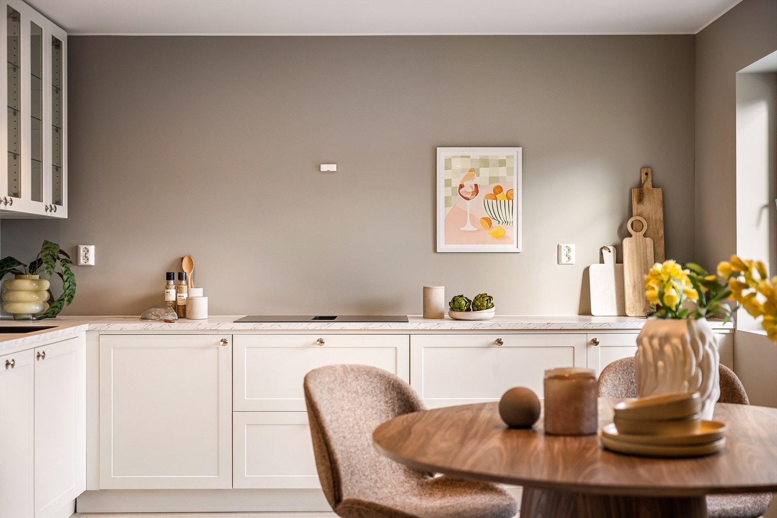 Benkeplate er av laminat. Galleribilde