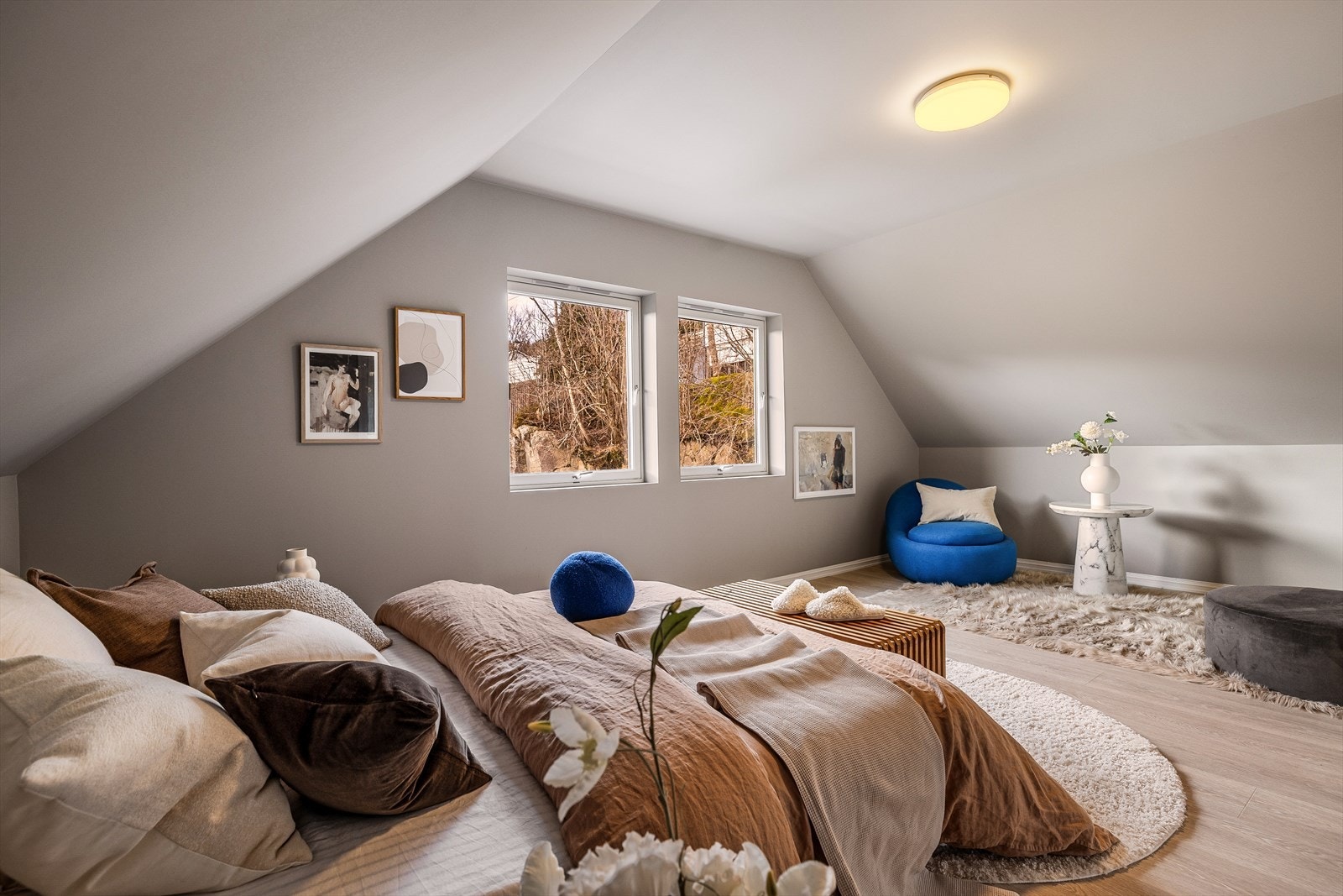 Soverommene i 2. etasje er på 17m², 8,5m² og 9m². Galleribilde