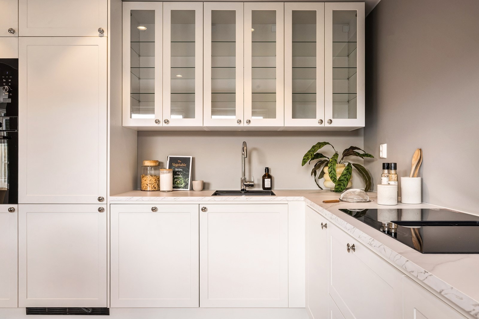 Kjøkkenet har kjøleskap, fryseskap, oppvaskmaskin, induksjonstopp, micro, stekeovn, vannstoppsystem og komfyrvakt. Galleribilde