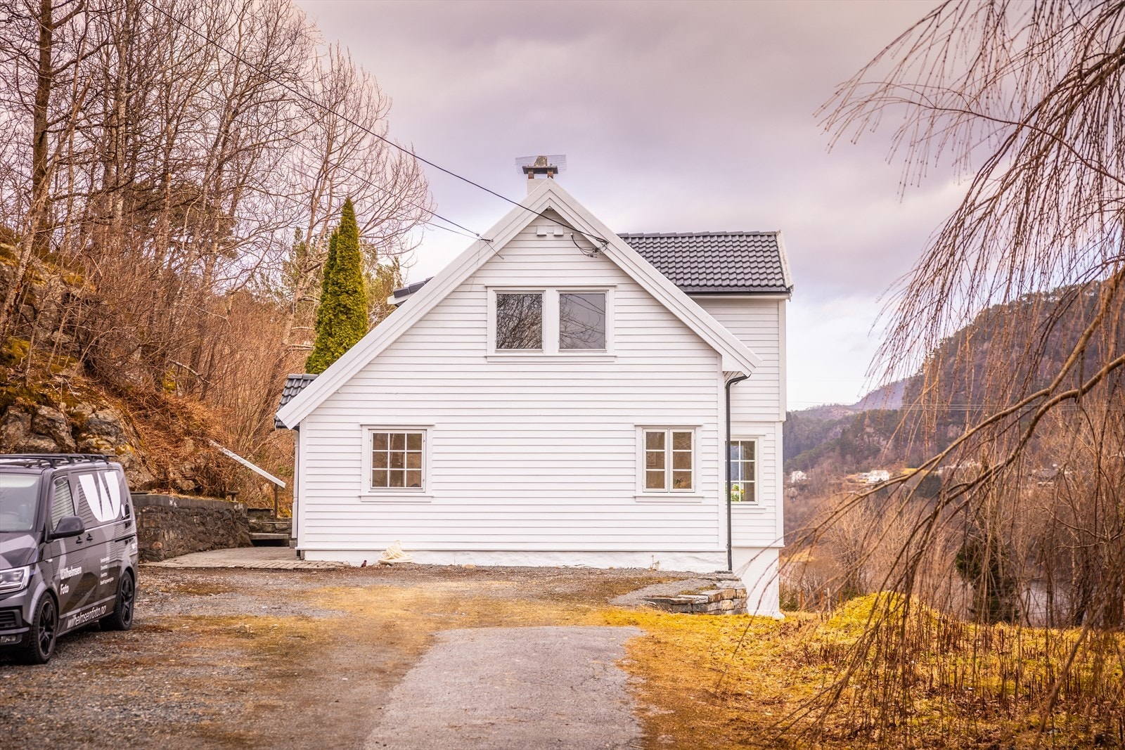 Biloppstillingsplass ved boligen. Galleribilde