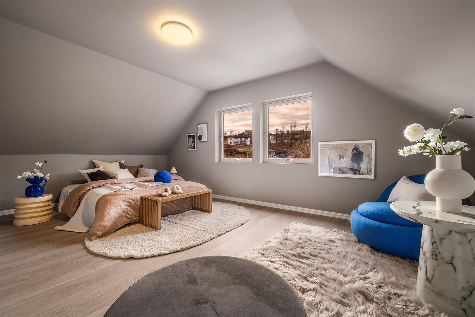 Det største soverommet er innredet som hovedsoverom/foreldresoverom. Galleribilde