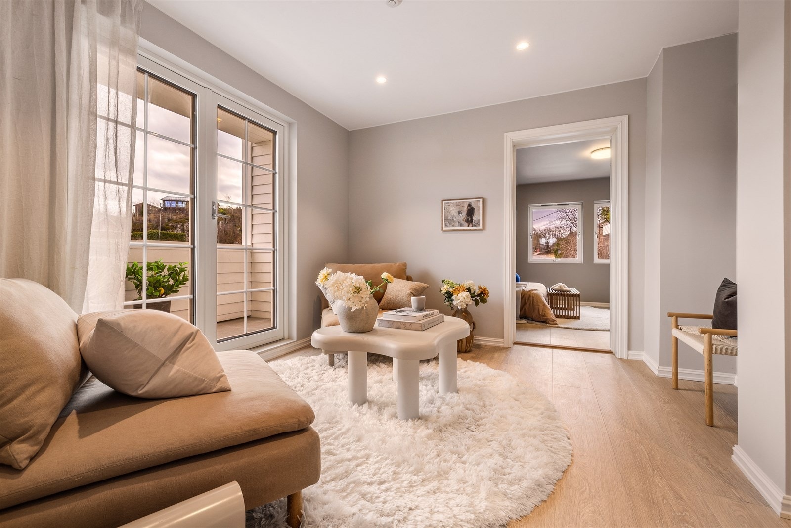 Innfelte spotlights i himling. Galleribilde