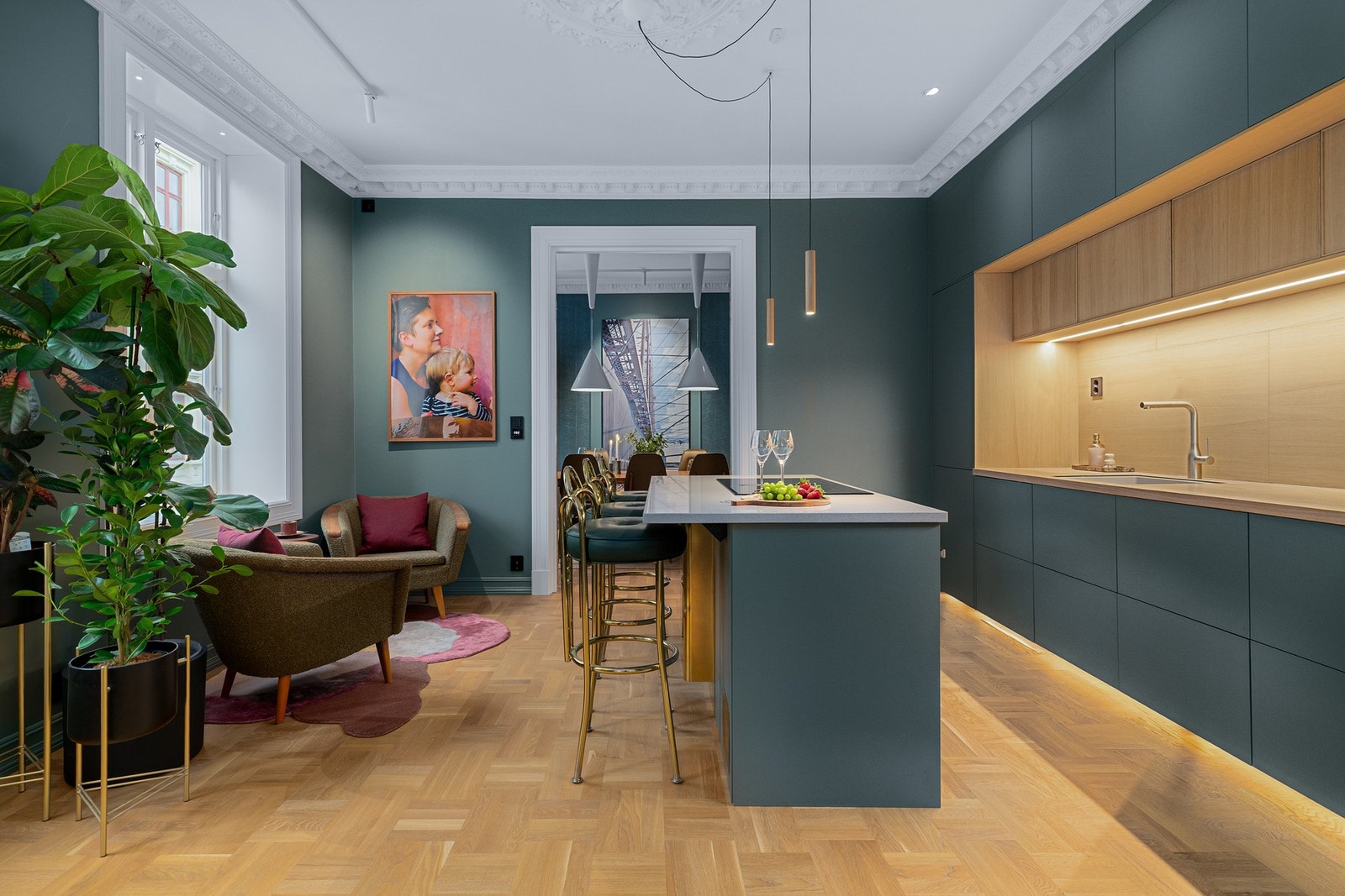 Fra stuen kommer du videre inn til et stort og flott kjøkken med spiseplass. Her ligger alt til rette for sosiale stunder og mye hygge! Galleribilde