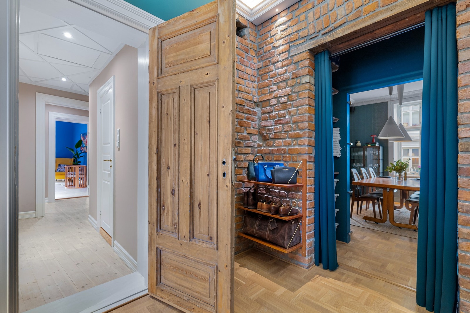 Sjarmerende detaljer som originale heltre dører og synlig teglstein gir en lun og god atmosfære. Galleribilde