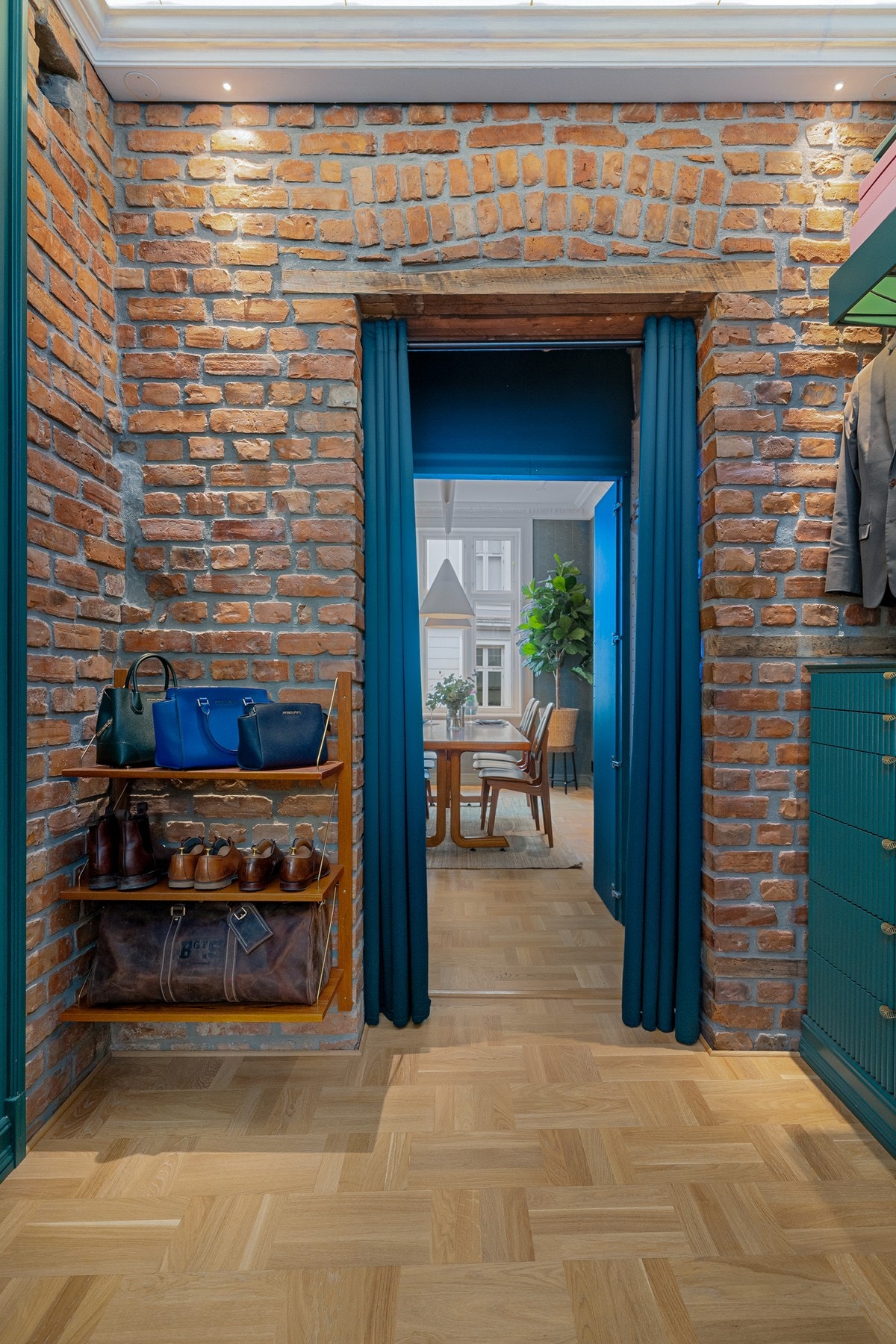 Hovedsoverommet har adkomst både fra spisestuen og gangen. Galleribilde