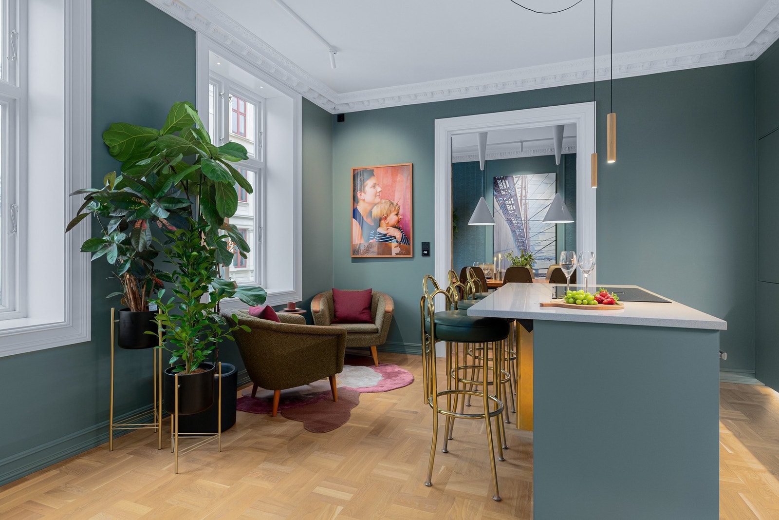 Kjøkkenet har høy standard med lekker parkett på gulv, elektrisk gulvvarme, glatte overflater malt i en stilren mørk farge og skjult elektrisk anlegg. Galleribilde