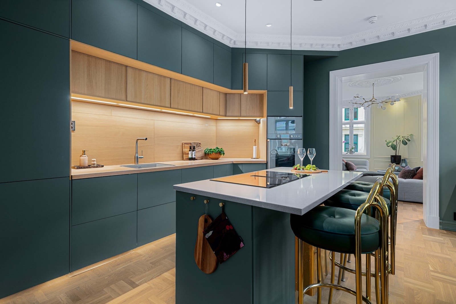 Kjøkkenøya er påkostet med en lekker benkeplate av kompositt og nedfelt induksjonstopp med integrert ventilator, samt integrert vinskap. Galleribilde