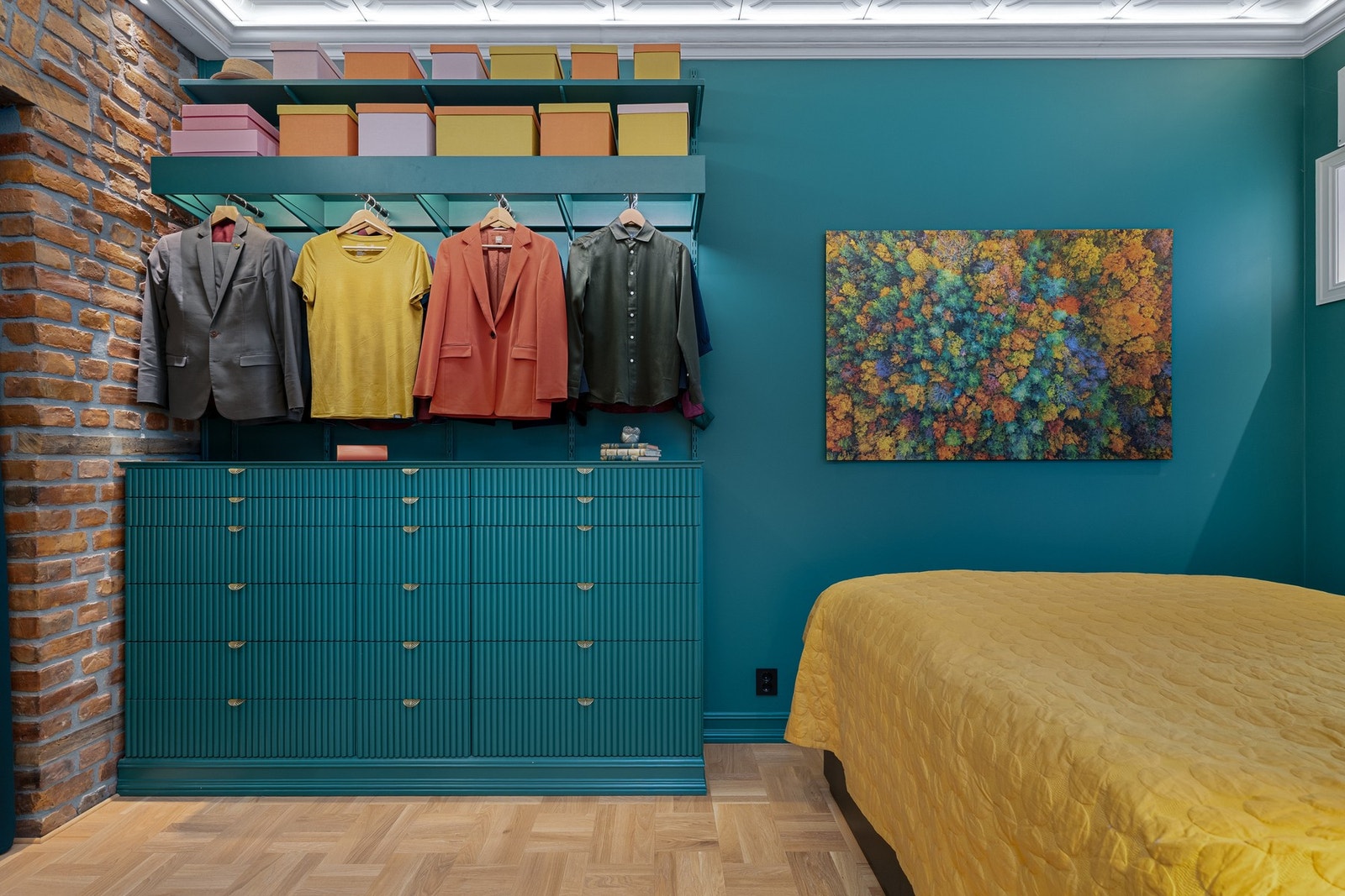 Flott plassbygget garderobeløsning med skuffer, oppheng og hyller. Galleribilde