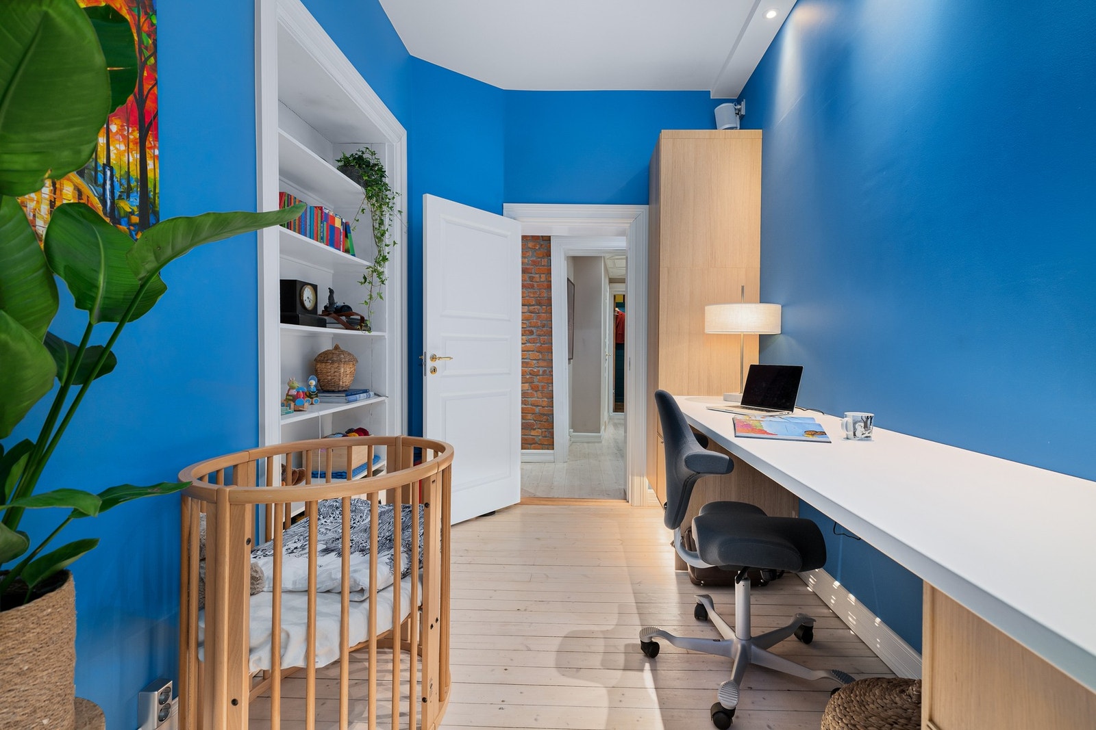 Rommet ble pusset opp i 2020. I forbindelse med oppussingen ble veggen mot naboen tilleggsisolert. Galleribilde