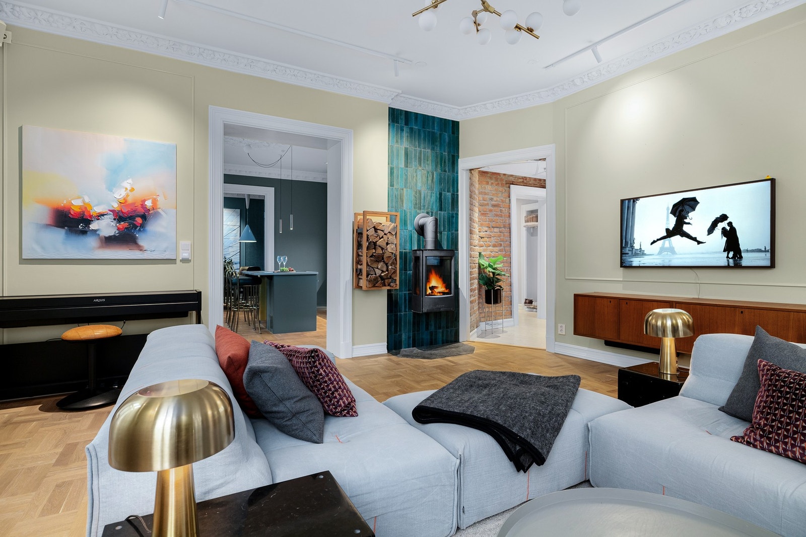 I himlingen er det flott stukkatur og en nydelig rosett som hører med i en klassisk bygårdsleilighet som denne. Her får du den perfekte kombinasjon av det moderne og klassiske! Galleribilde