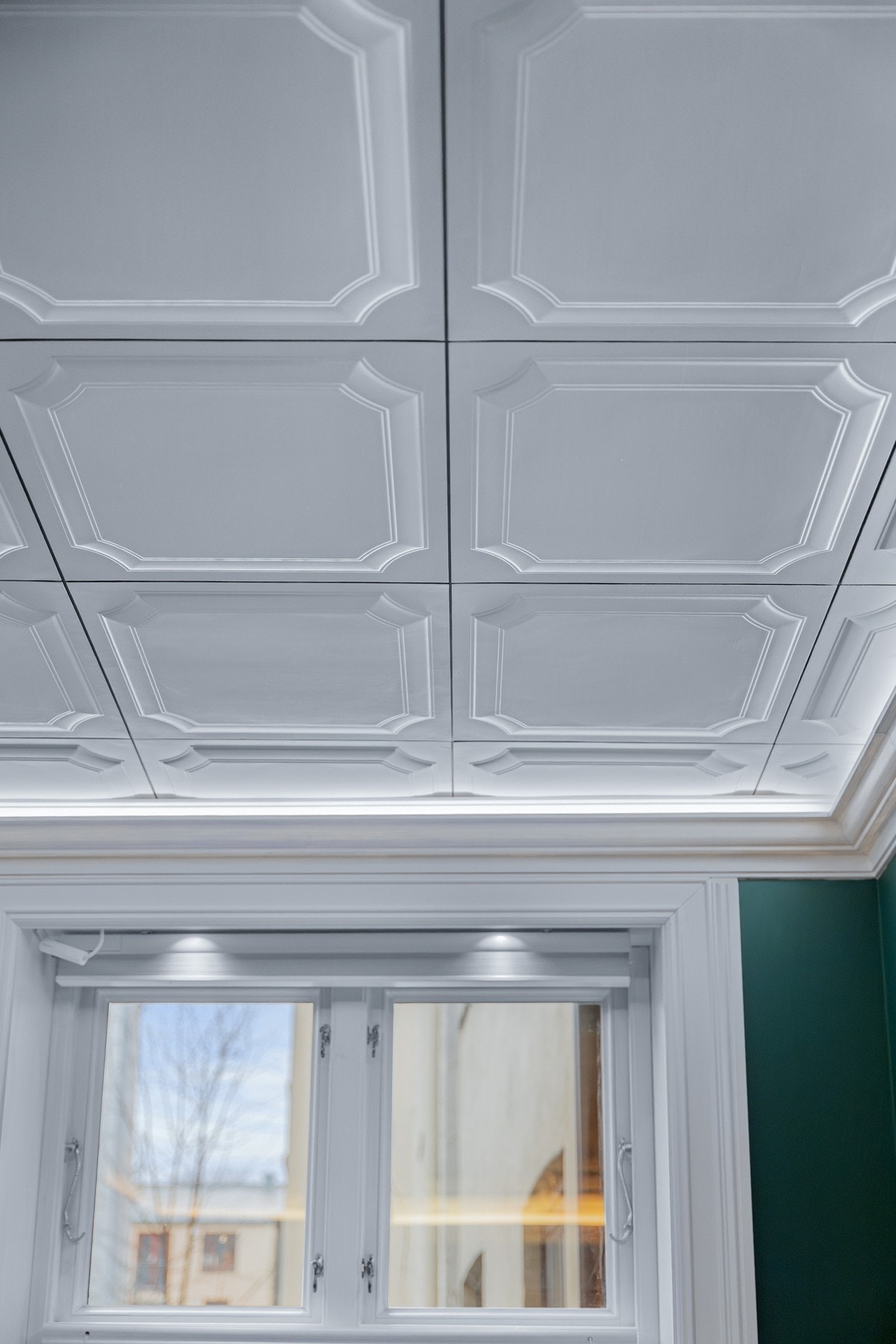 Den flotte himlingen gir rommet et eksklusivt og klassisk uttrykk. Taket er senket og lydisolert i soverom, stue, kjøkken og spisestue. Galleribilde