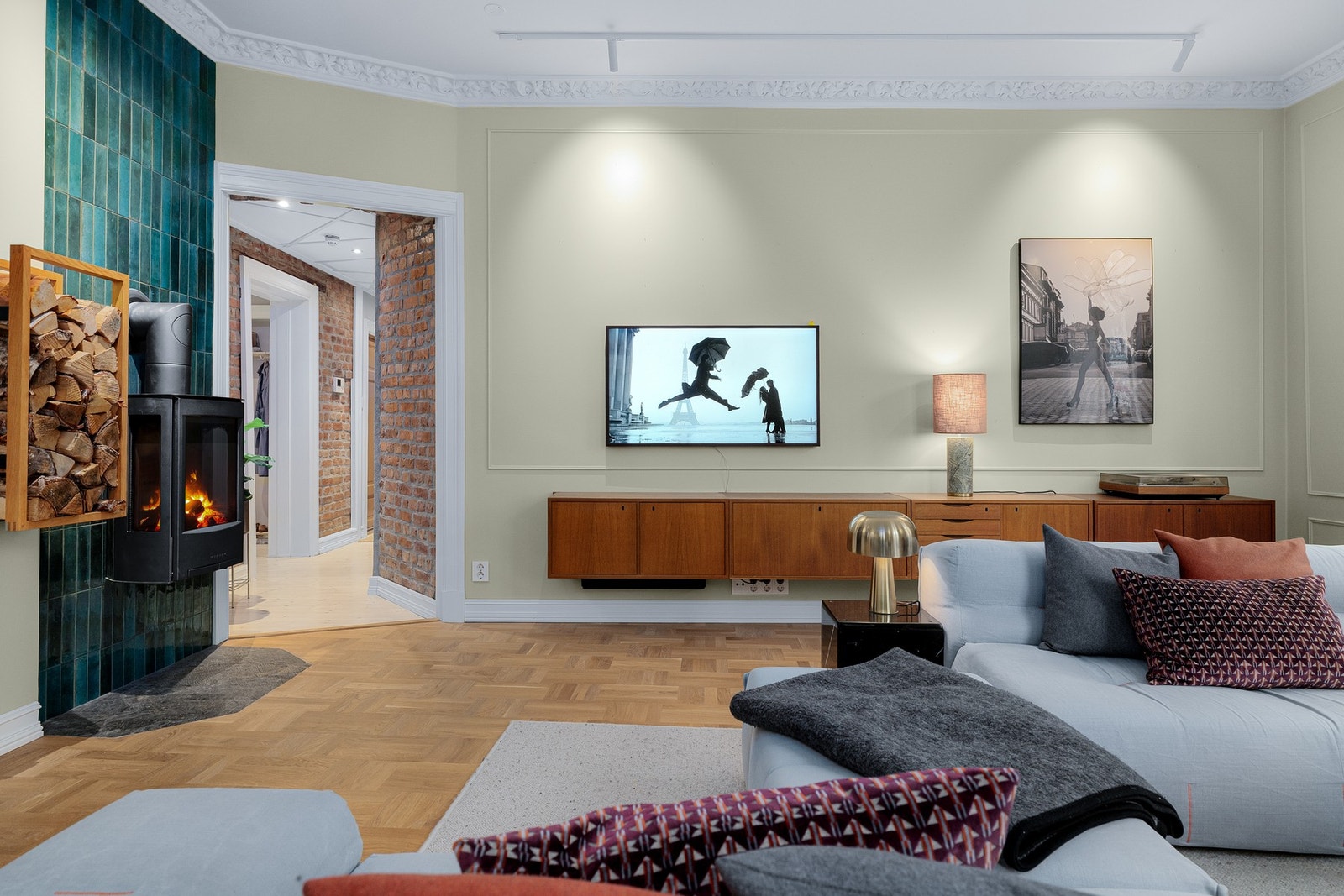 Høy standard med flott parkett på gulv, elektrisk gulvvarme, glatte overflater malt i en fin farge og skjult elektrisk anlegg. Galleribilde