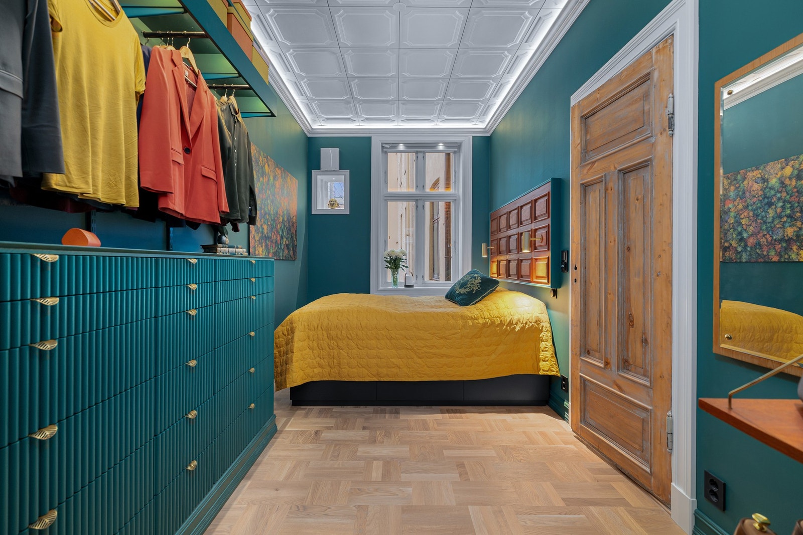 Stort og flott hovedsoverom som vender ut mot rolig bakgård uten biltrafikk. Høy standard med parkett på gulv og deilig gulvvarme. Galleribilde