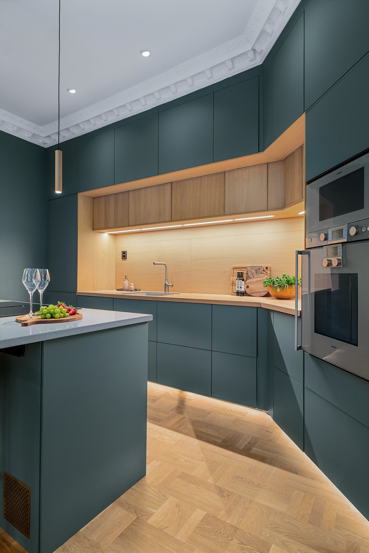 Kjøkkenet er fullt utstyrt med integrerte hvitevarer som medfølger i handelen. Her får du induksjonstopp med integrert ventilator, stekeovn og mikrobølgeovn i høyskap, vinskap, oppvaskmaskin og kjøleskap med frysedel. Galleribilde